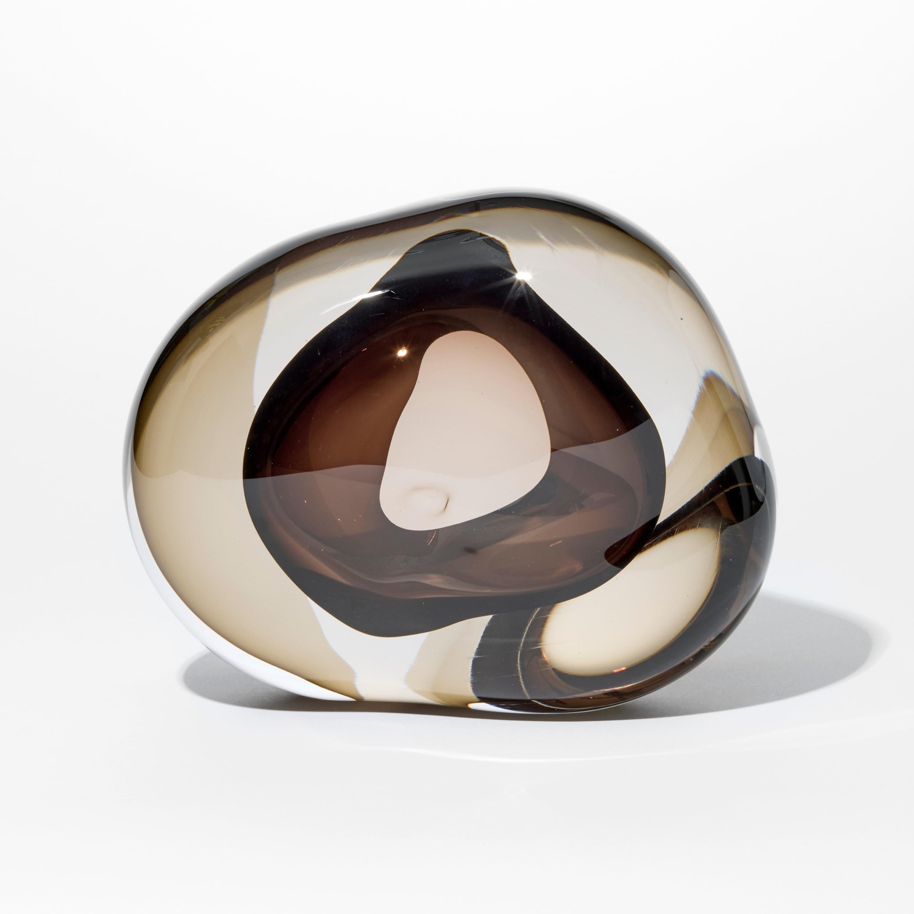 Organique Vug in Dark Amber & Olive, une œuvre d'art en verre amorphe fluide de Samantha Donaldson en vente