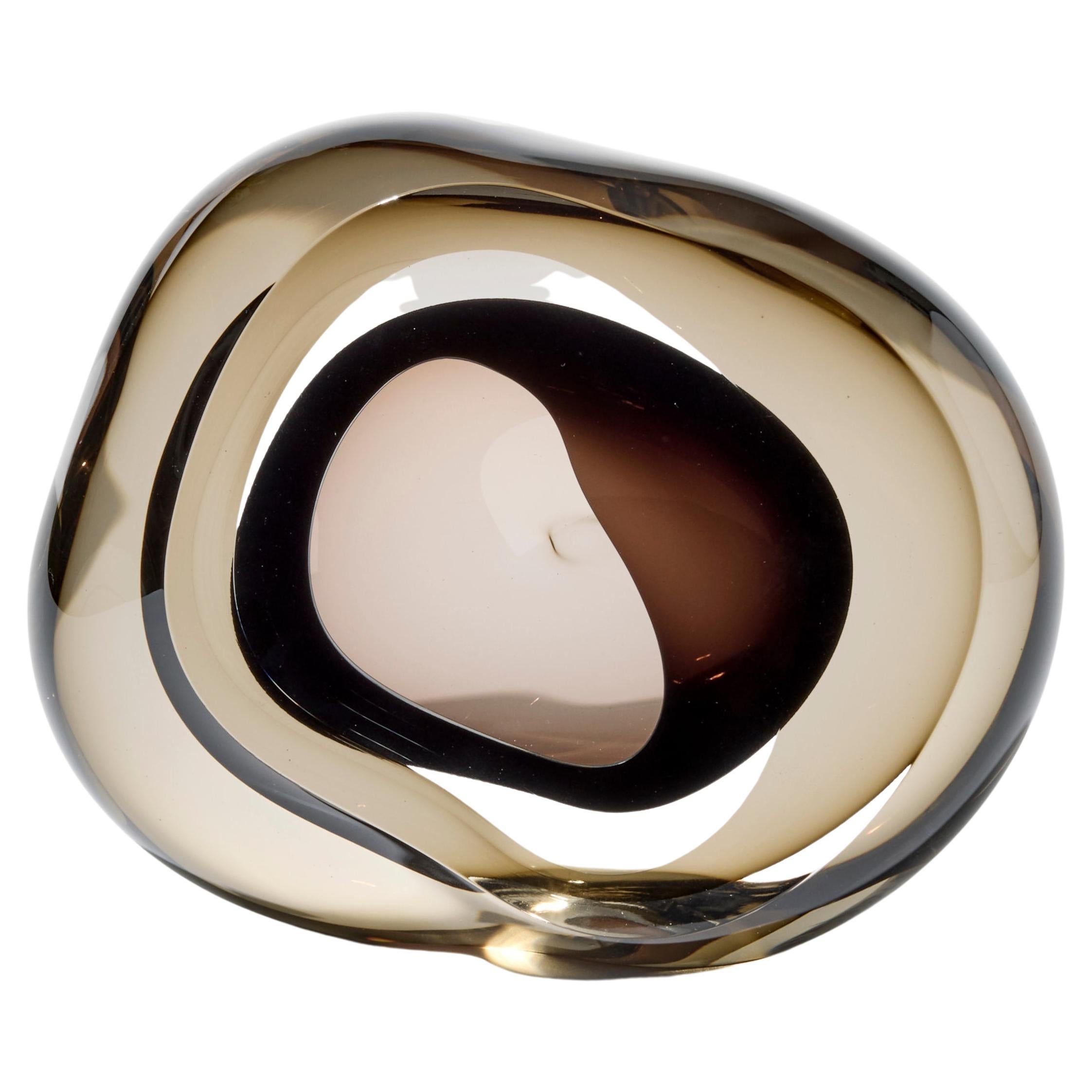 Vug in Dark Amber & Olive, un'opera d'arte in vetro amorfo fluido di Samantha Donaldson