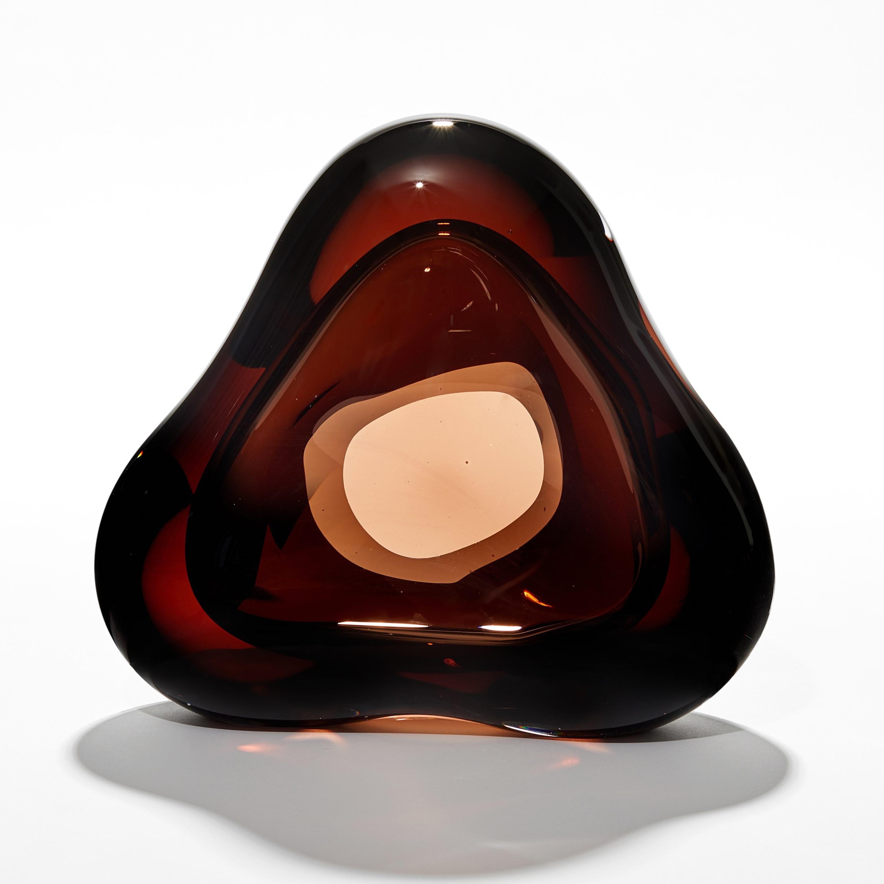 Organique Sculpture en verre abstrait « Vug » en ambre foncé et vert olive de Samantha Donaldson
