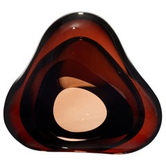 Vug in Dark Amber & Olive Green, scultura astratta in vetro di Samantha Donaldson