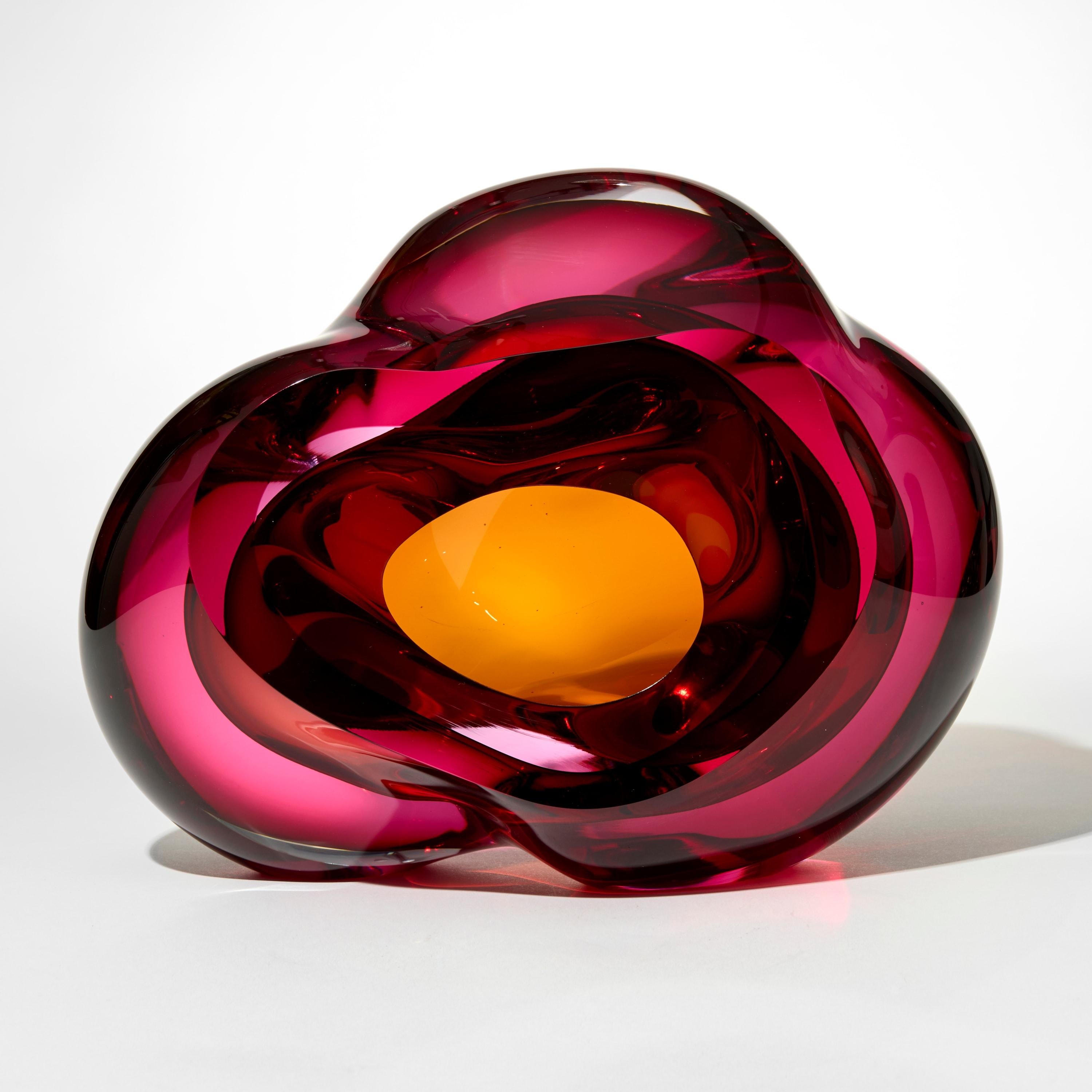 'Vug in Fuchsia & Gold III' è una scultura unica soffiata a mano dall'artista britannica Samantha Donaldson.

Creati da strati di vetro colorato, i colori trasparenti si fondono e creano ulteriori sfumature in tutto il pezzo. Si crea anche