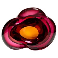 Vug in Fuchsia & Gold III, opera d'arte in geode di vetro soffiato a mano di Samantha Donaldson