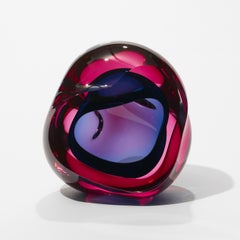 Vug en fucsia y turquesa, obra de arte en vidrio geoda amorfo de Samantha Donaldson