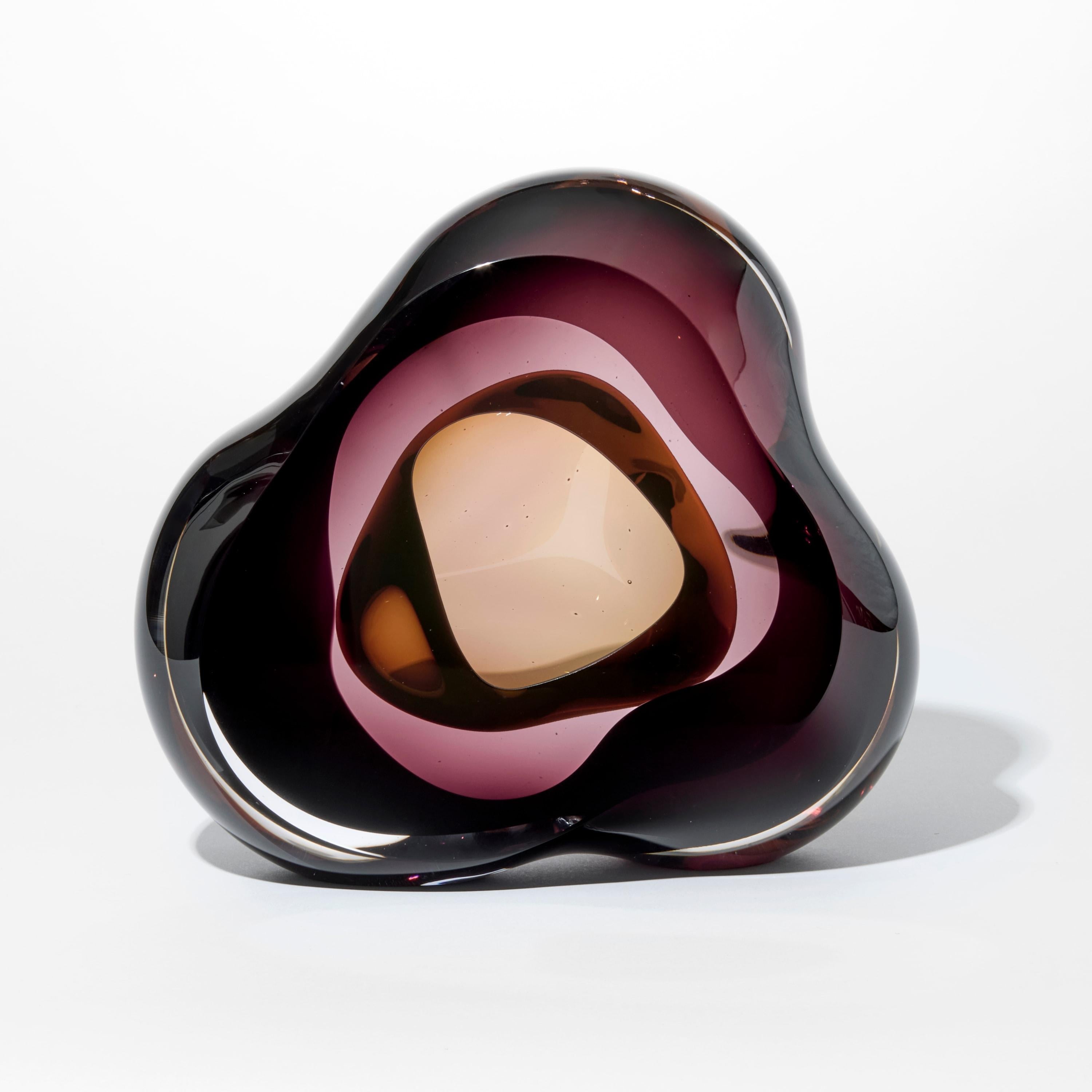 'Vug in Gold Topaz & Rauch Topaz' è una scultura unica soffiata a mano dall'artista britannica Samantha Donaldson.

Creati da strati di vetro colorato, i colori trasparenti si fondono e creano ulteriori sfumature in tutto il pezzo. Si crea anche