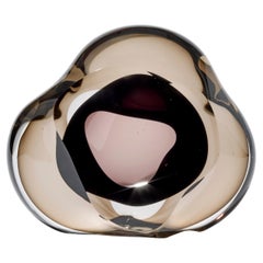 Vug in Rauchtopas & Olive, Geode-Kristallglas-Kunstwerk von Samantha Donaldson
