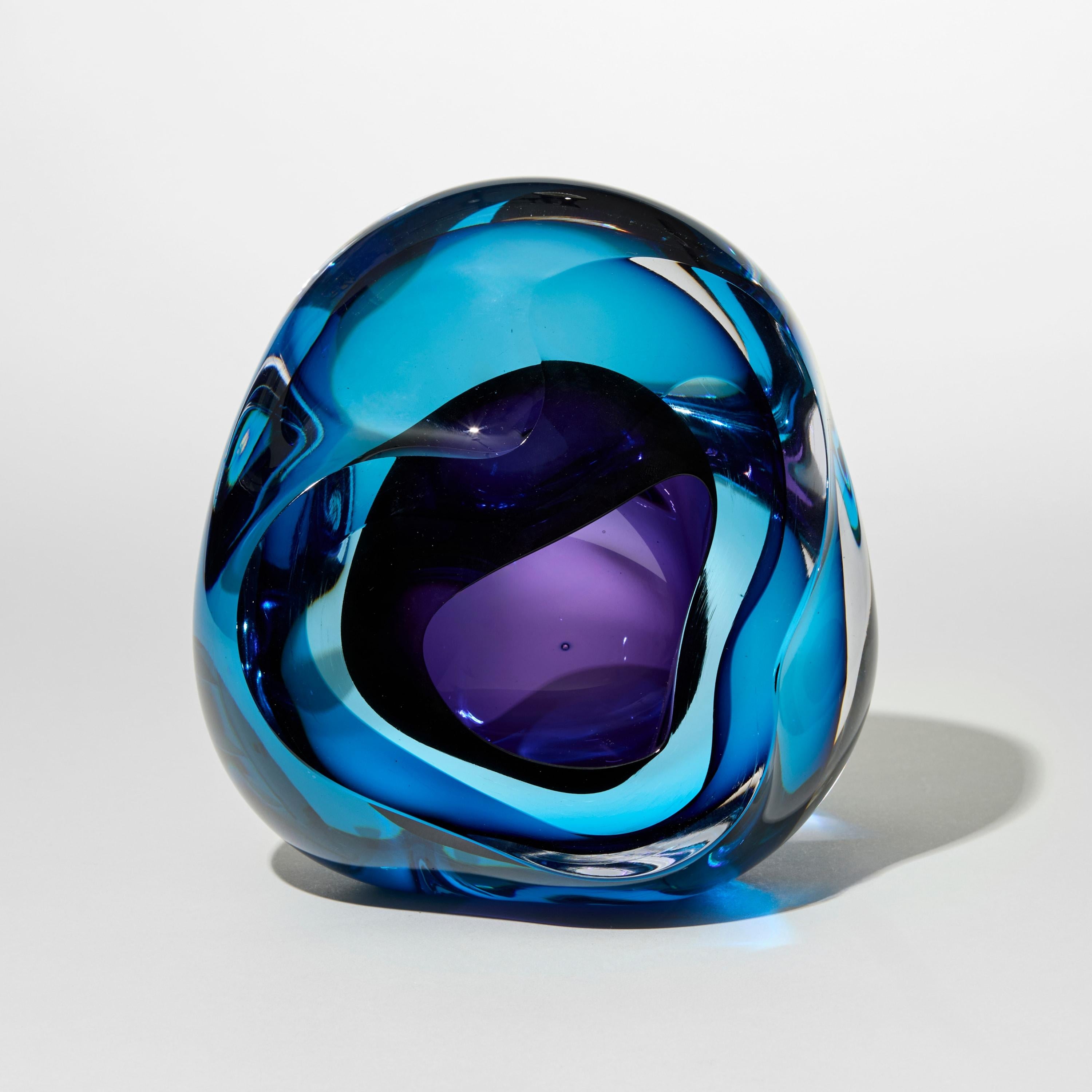 'Vug in Turquoise & Purple III' è una scultura unica soffiata a mano dall'artista britannica Samantha Donaldson.

Creati da strati di vetro colorato, i colori trasparenti si fondono e creano ulteriori sfumature in tutto il pezzo. Si crea anche