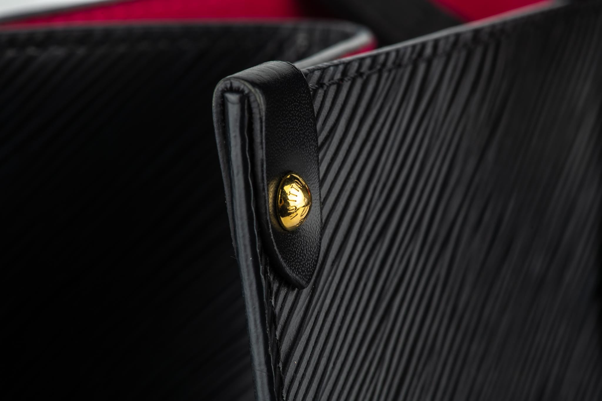 Vuitton Epi On The Go MM noir/fuchsia en vente 6