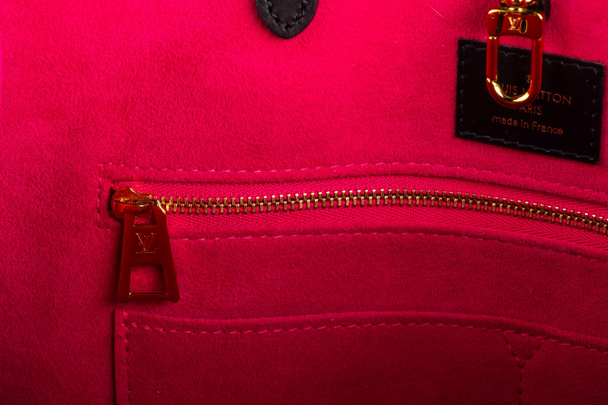Vuitton Epi On The Go MM noir/fuchsia en vente 10