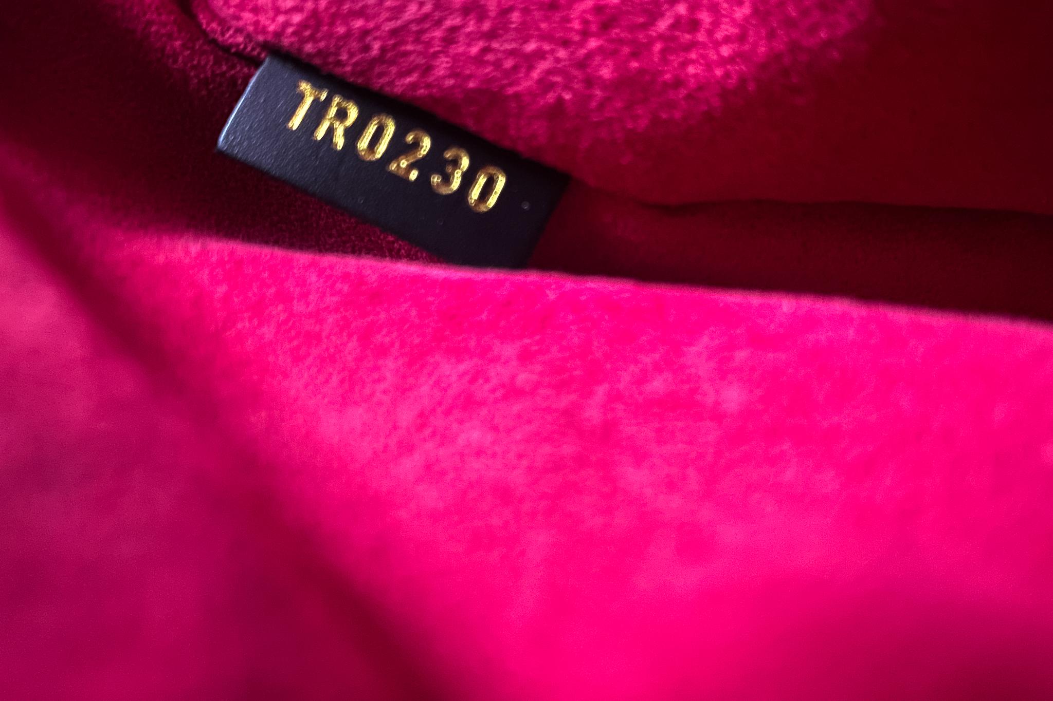 Vuitton Epi On The Go MM noir/fuchsia en vente 11