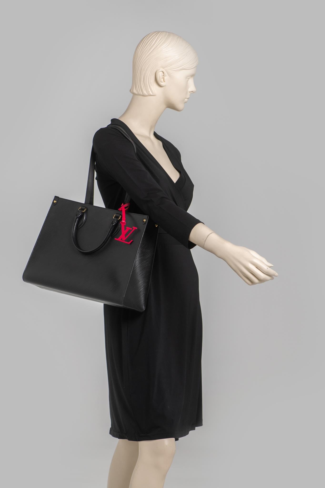 Vuitton Epi On The Go MM noir/fuchsia en vente 12