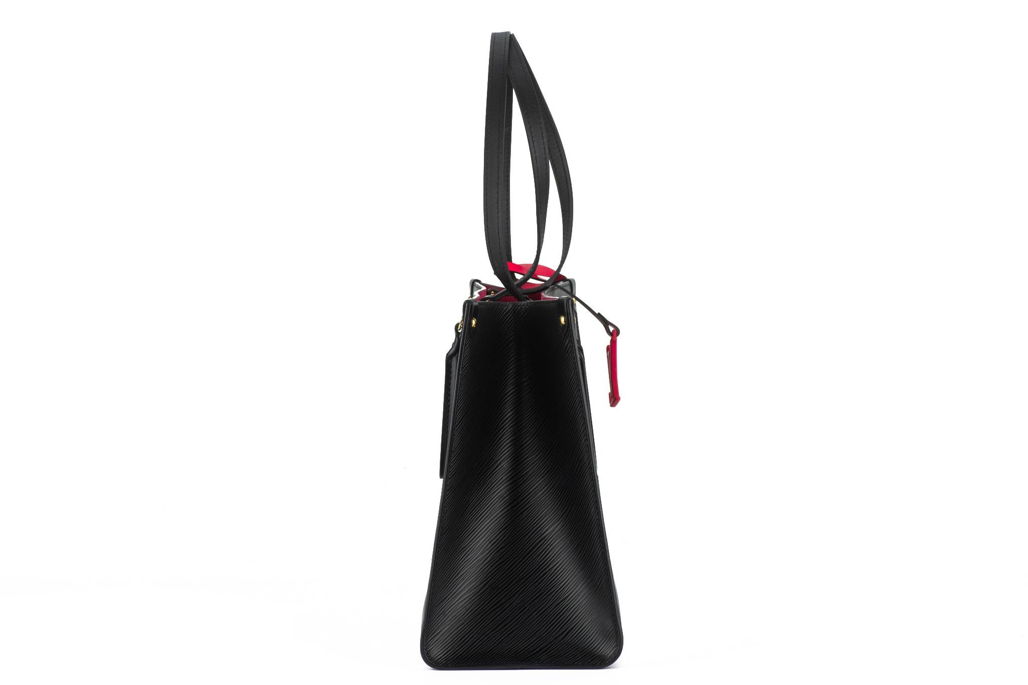 Noir Vuitton Epi On The Go MM noir/fuchsia en vente