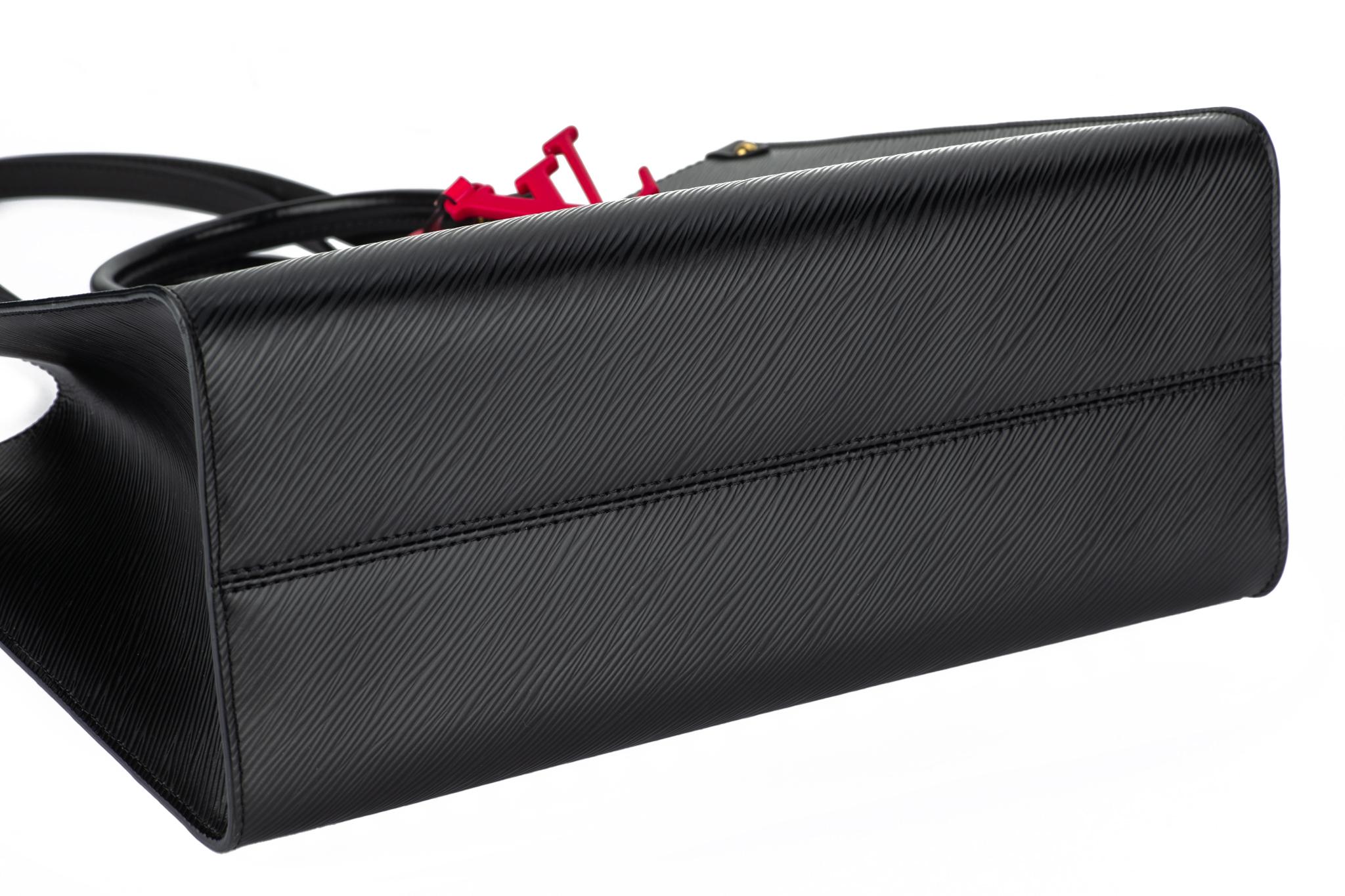 Vuitton Epi On The Go MM noir/fuchsia Pour femmes en vente