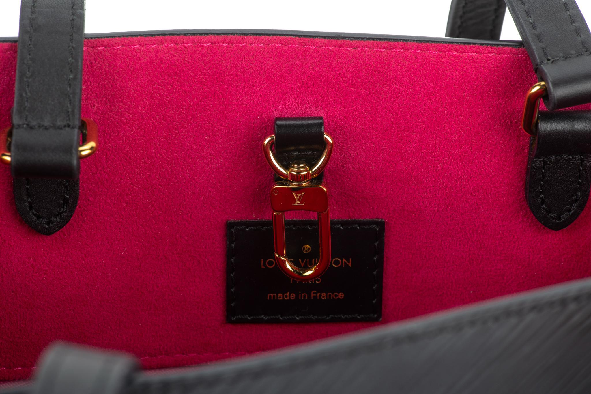 Vuitton Epi On The Go MM noir/fuchsia en vente 4