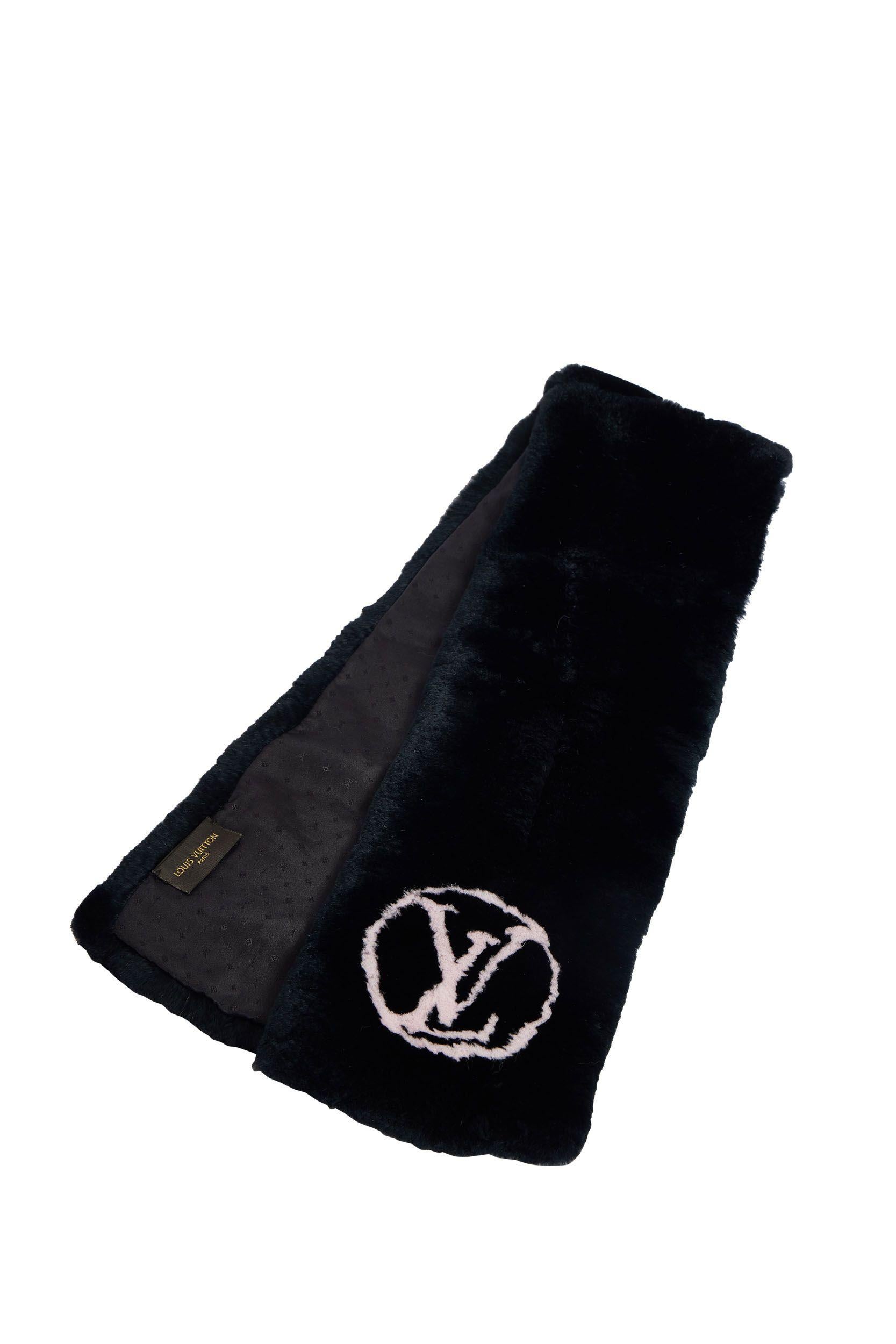 Vuitton - Écharpe noire à logo en lapin Excellent état - En vente à West Hollywood, CA