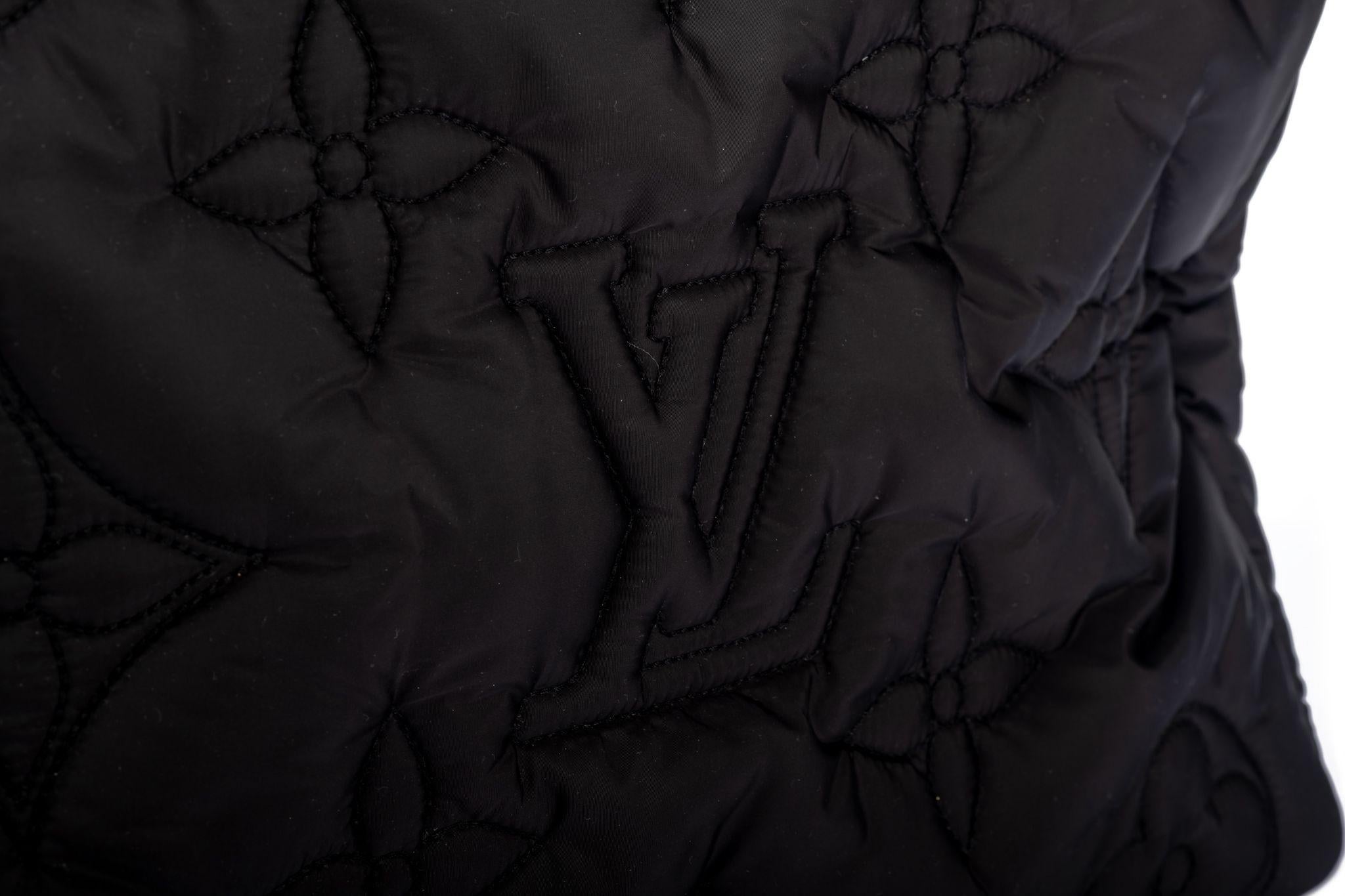 Vuitton BNIB Nero On The Go GM Puffer in vendita 1