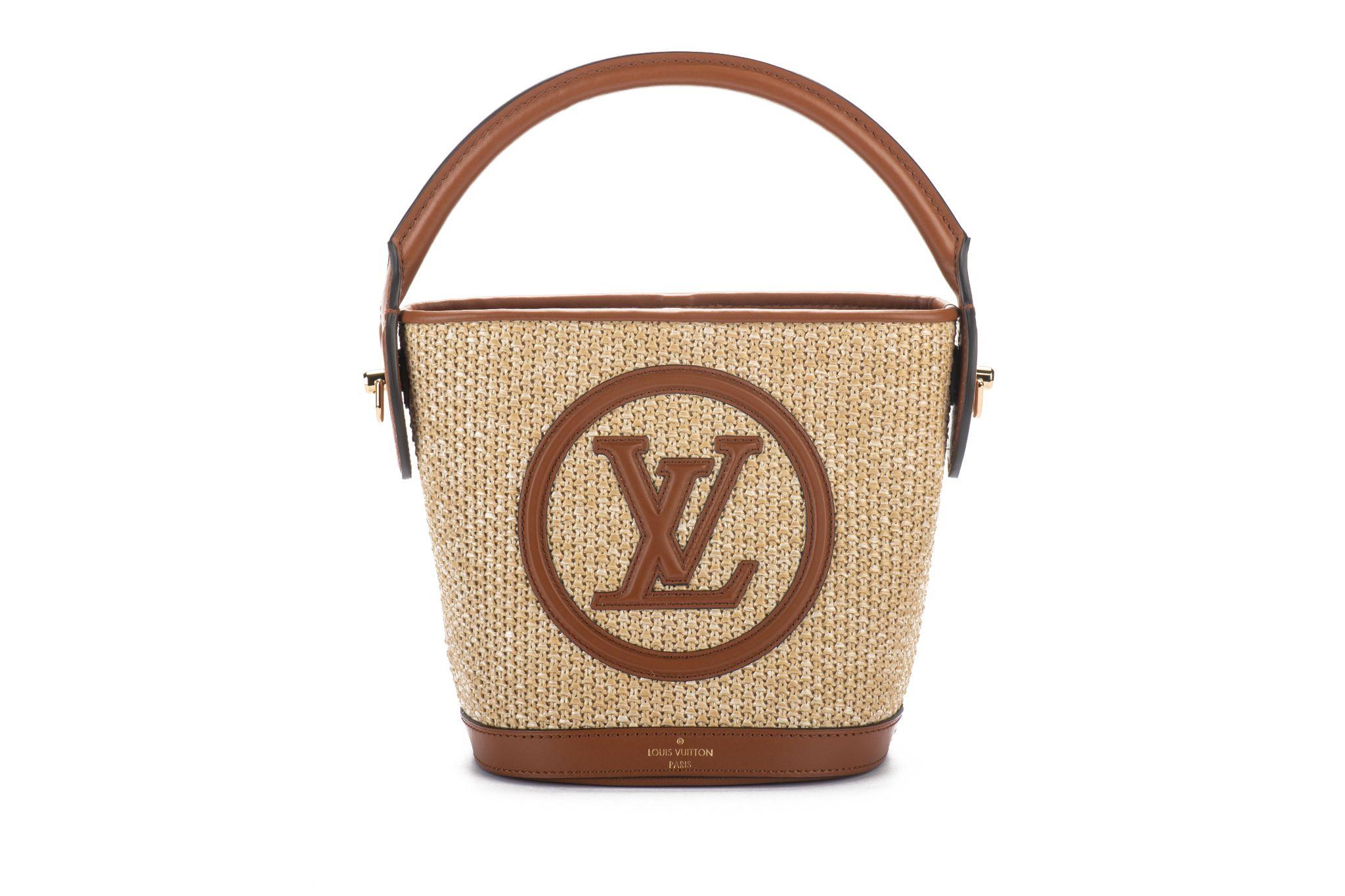 Louis Vuitton weltweit ausverkaufte Petit Bucket Tote. Tasche aus Raffia mit karamellfarbenem Lederbesatz. Griffhöhe 4,5