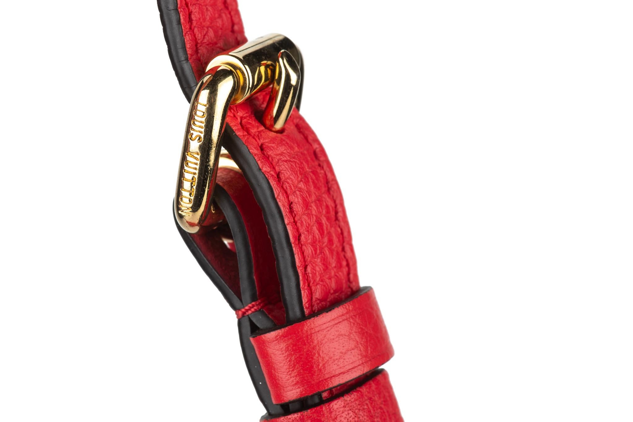 Vuitton Volta 2 Way Tasche aus Leder in Fuchsia im Angebot 2