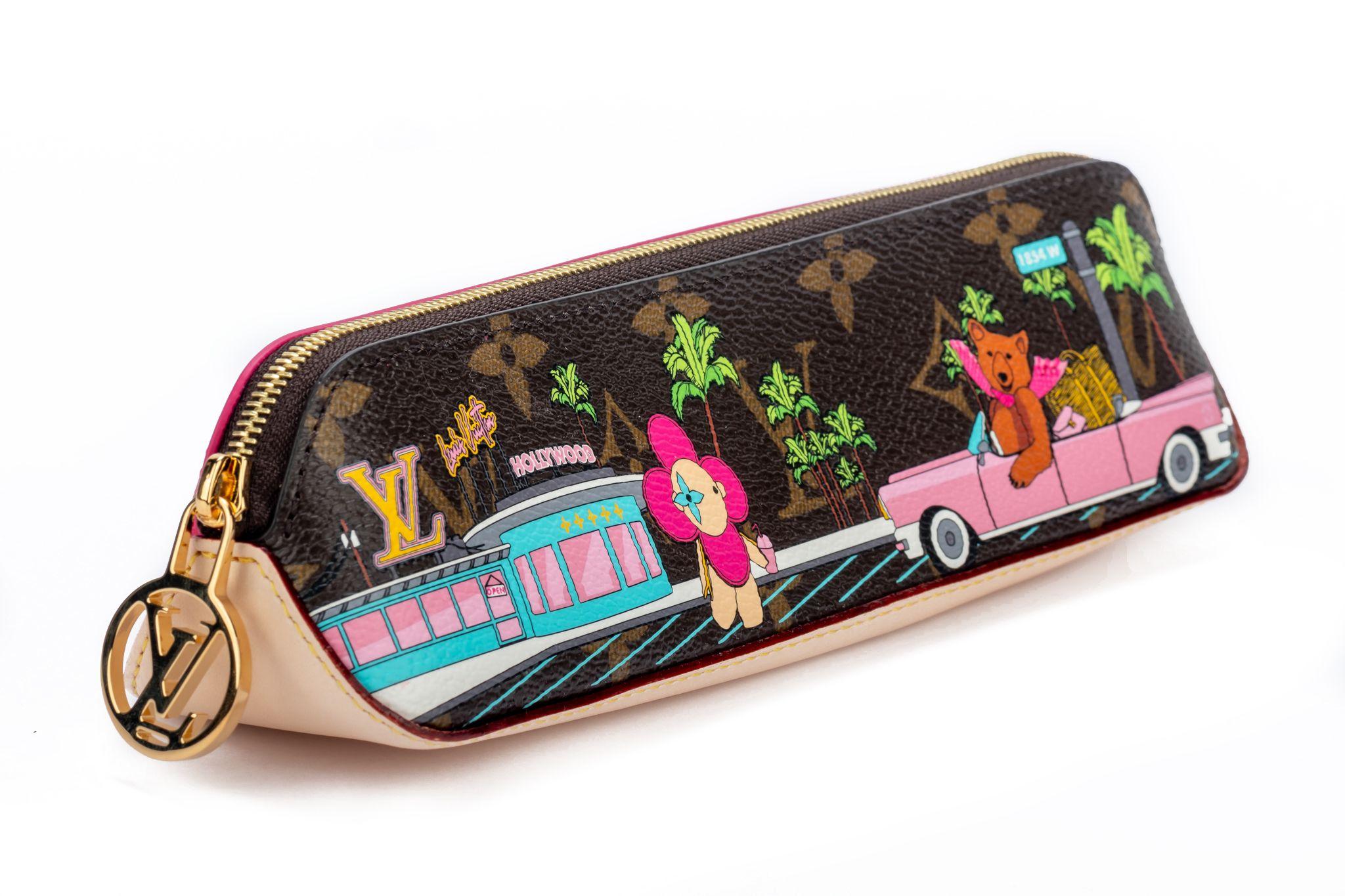 The Hollywood Xmas Elizabeth pencil case displays a joyful travel scene. It features House mascot Vivienne sipping a milkshake while a teddy bear drives along Rodeo Drive. This piece coordinates with items from the Leather Goods and Accessories