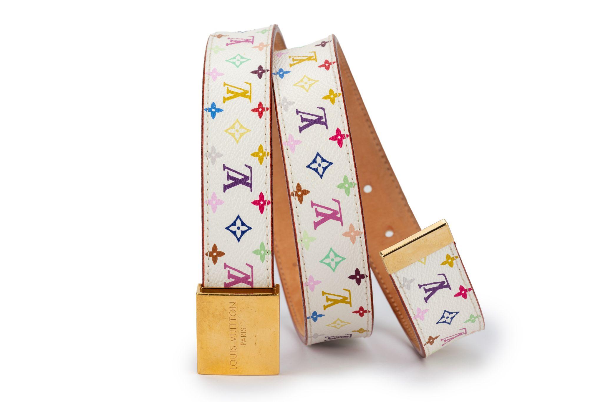 Louis Vuitton kollaboriert 2003 in limitierter Auflage mit Takashi Murakami. Weißes Leder mit mehrfarbigem Logodruck, Innenausstattung aus natürlichem Rindsleder, goldfarbene Beschläge. Leichte Abnutzungserscheinungen an der Innenausstattung,
