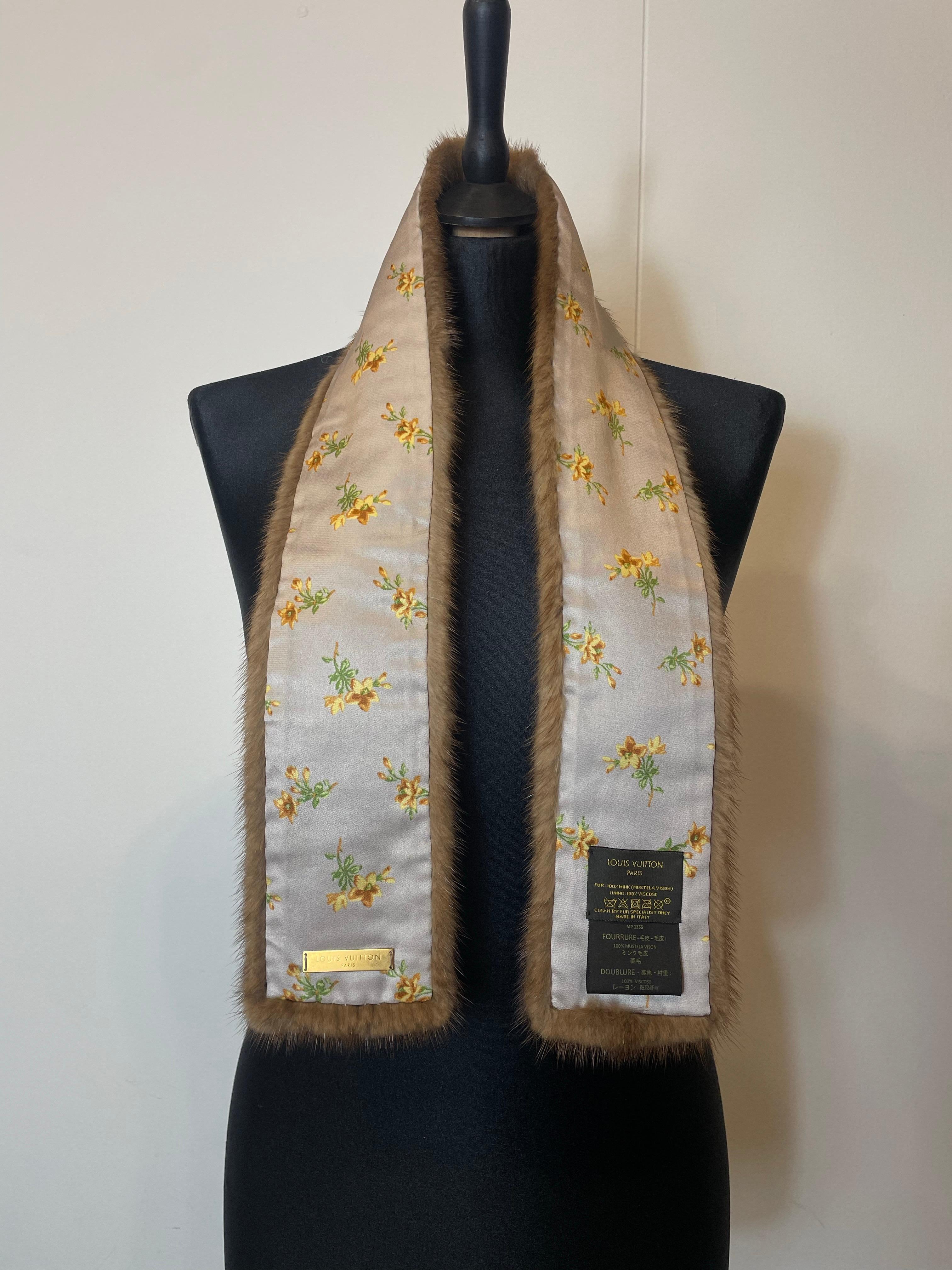 Estola de visón Vuitton.
Longitud: 108 cm
Anchura: 12 cm