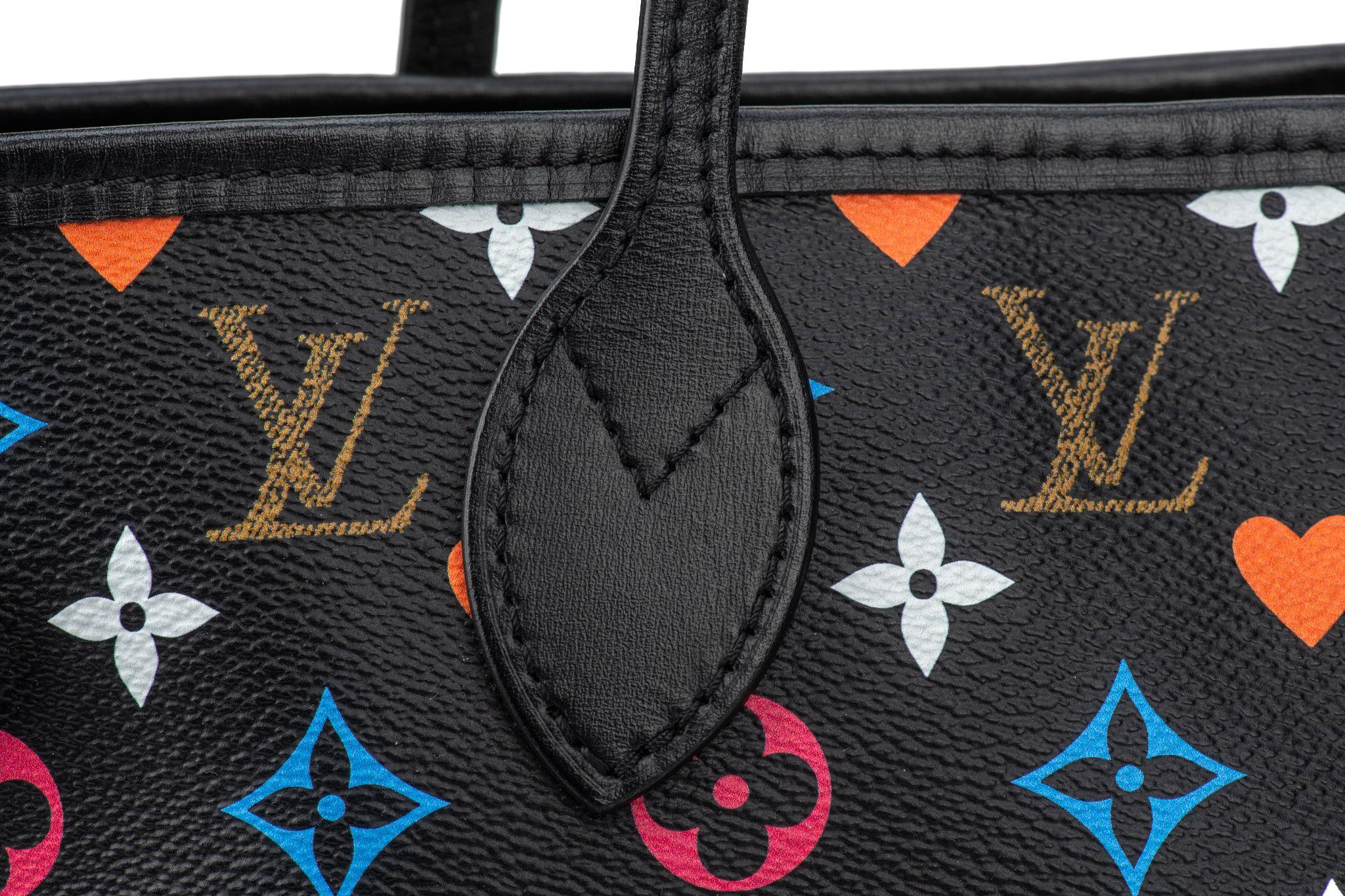 Louis Vuitton preloved in excellent condition “game on” never full shoulder tote. Comes with detachable pochette that can be worn separately. Shoulder drop 8.5”. Comes with original dust cover.