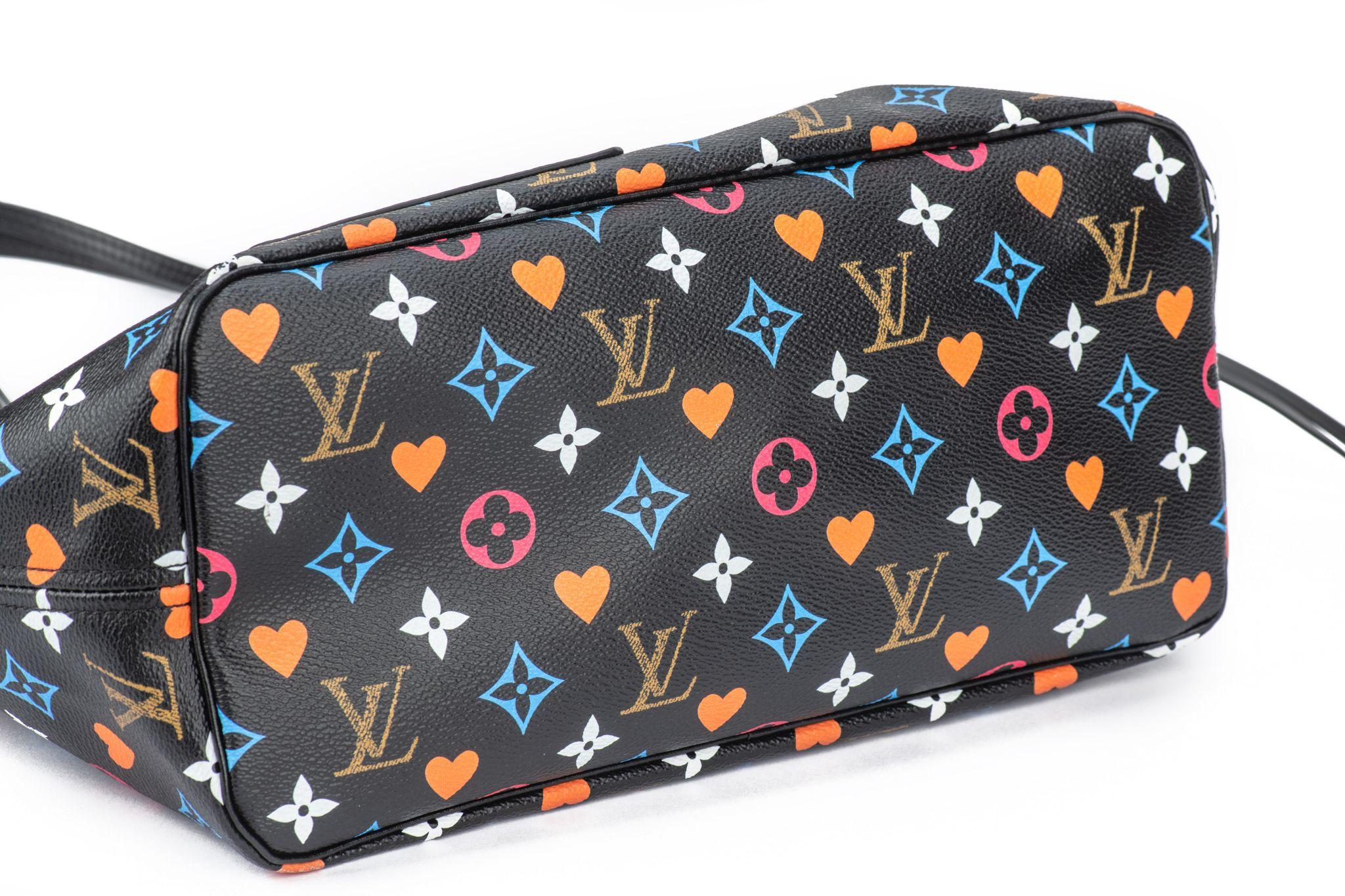 Vuitton Mint Game On Neverfull Tote For Sale 15
