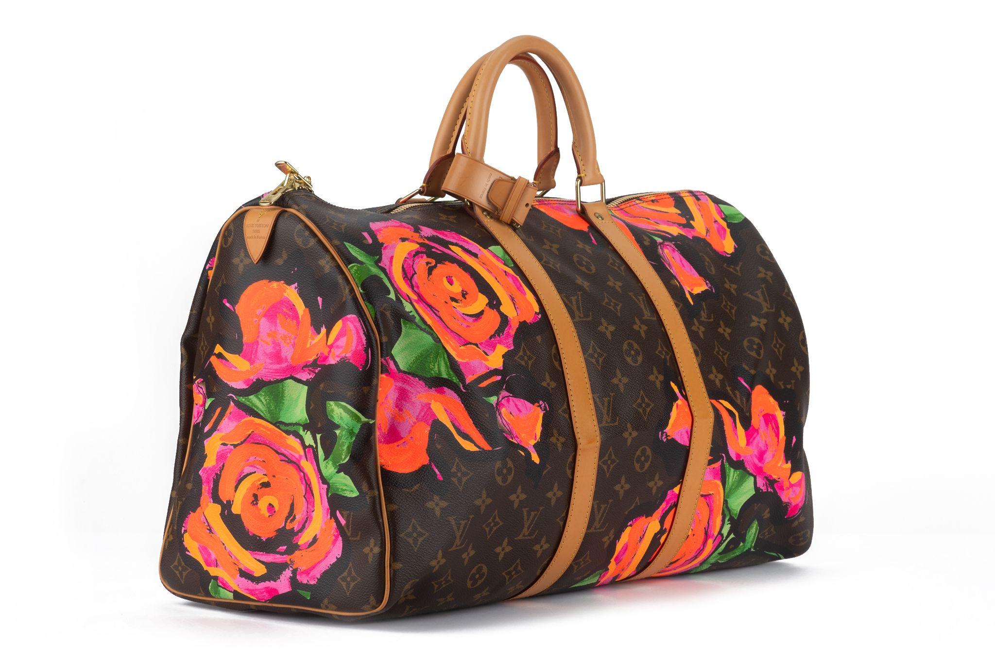 Dieses Louis Vuitton Monogram Stephen Sprouse Roses Keepall 50. Diese Reisetasche ist aus feinem, strukturiertem Louis Vuitton Monogram-Canvas gefertigt, wobei die LV-Logos mit leuchtenden Rosen übermalt sind. Dies ist eine Zeile von Stephen