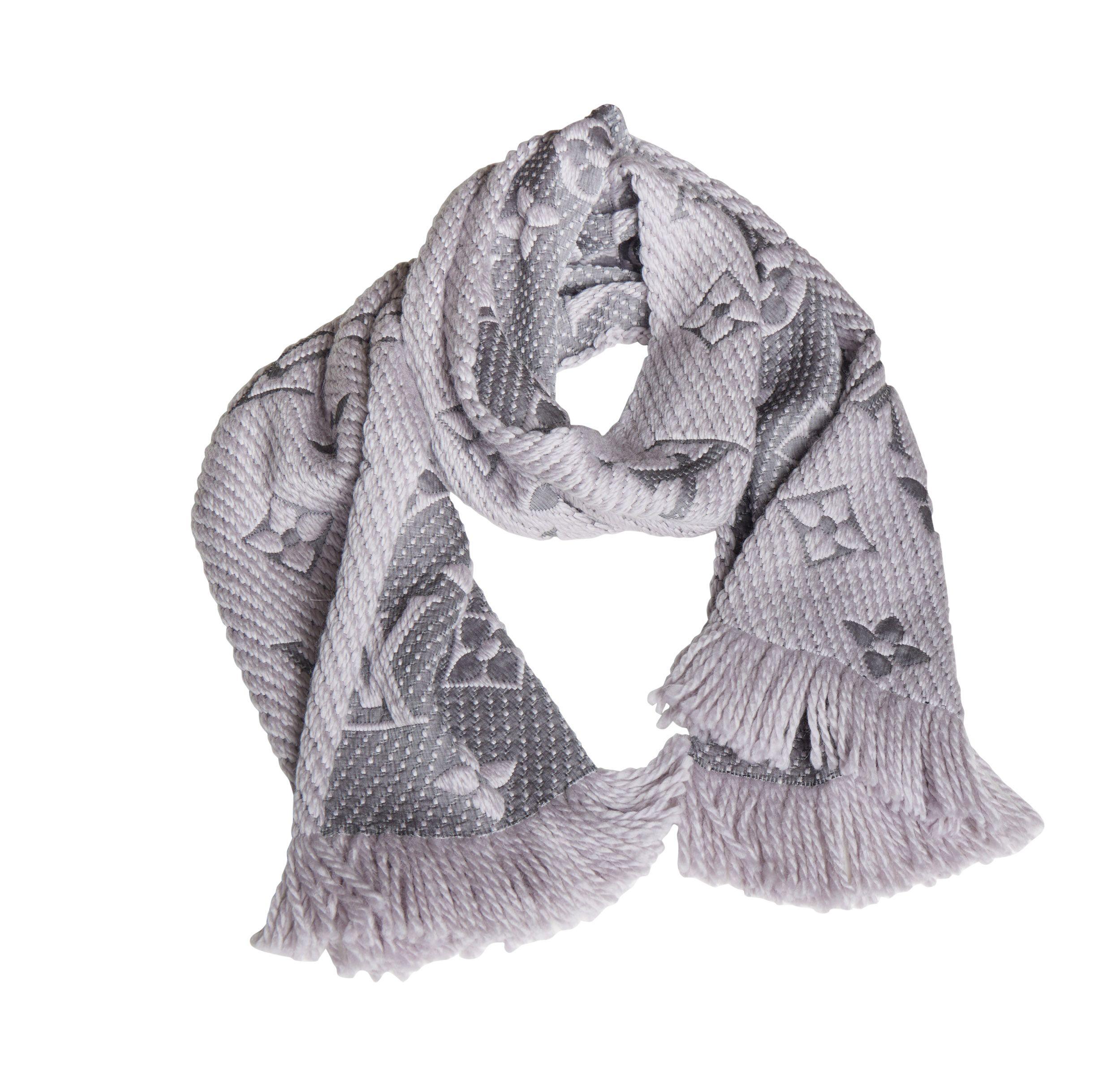 A brand new Louis Vuitton Logomania scarf in grey. This piece is an absolute classic an a must have for the winter. It keeps you warm and looks super chic. The lurex material gives the scarf a metallic look so it's also perfect for the evening. It