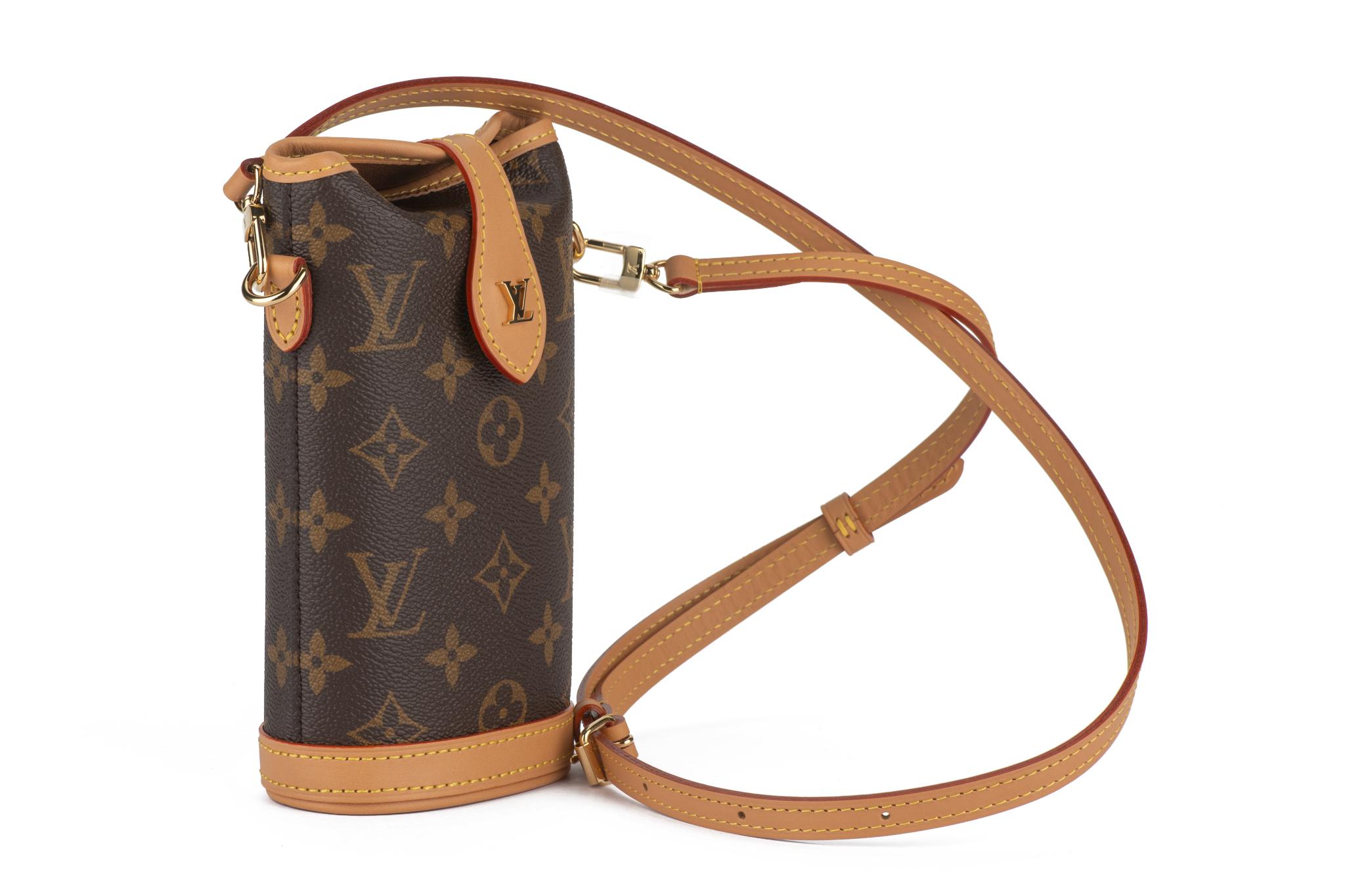 Louis Vuitton brand new classic monogram canvas fold me cross body. Garniture en cuir de vachette naturel et cuir doré. 
Bandoulière détachable et réglable d'une longueur de 18