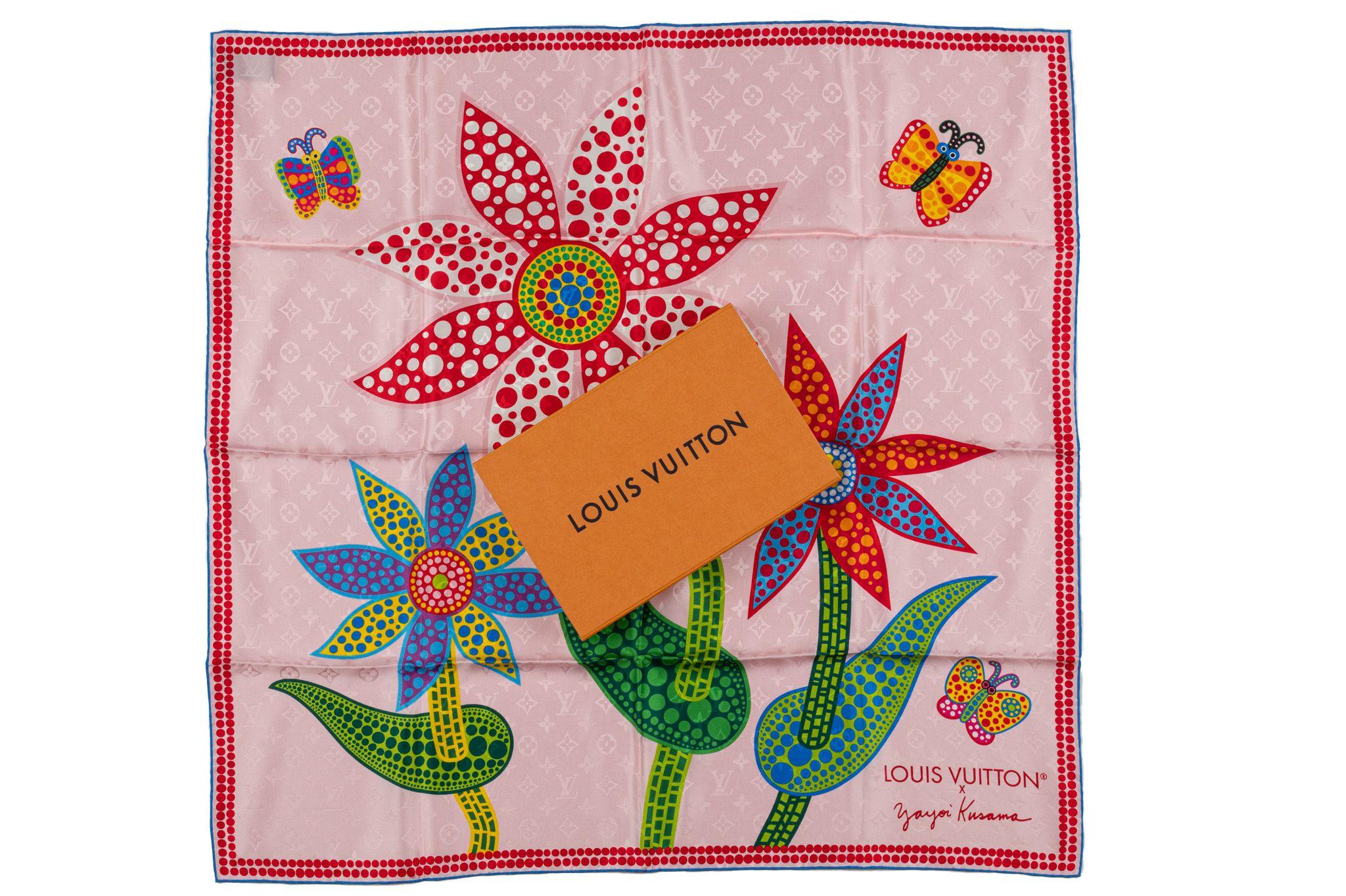 Foulard Louis Vuitton x Yayoi Kusama floral carré 90. Fabriquée en tissu de soie de haute qualité, cette écharpe est parfaite pour toutes les occasions, des sorties décontractées aux événements formels. Sa belle couleur rose et son motif floral le