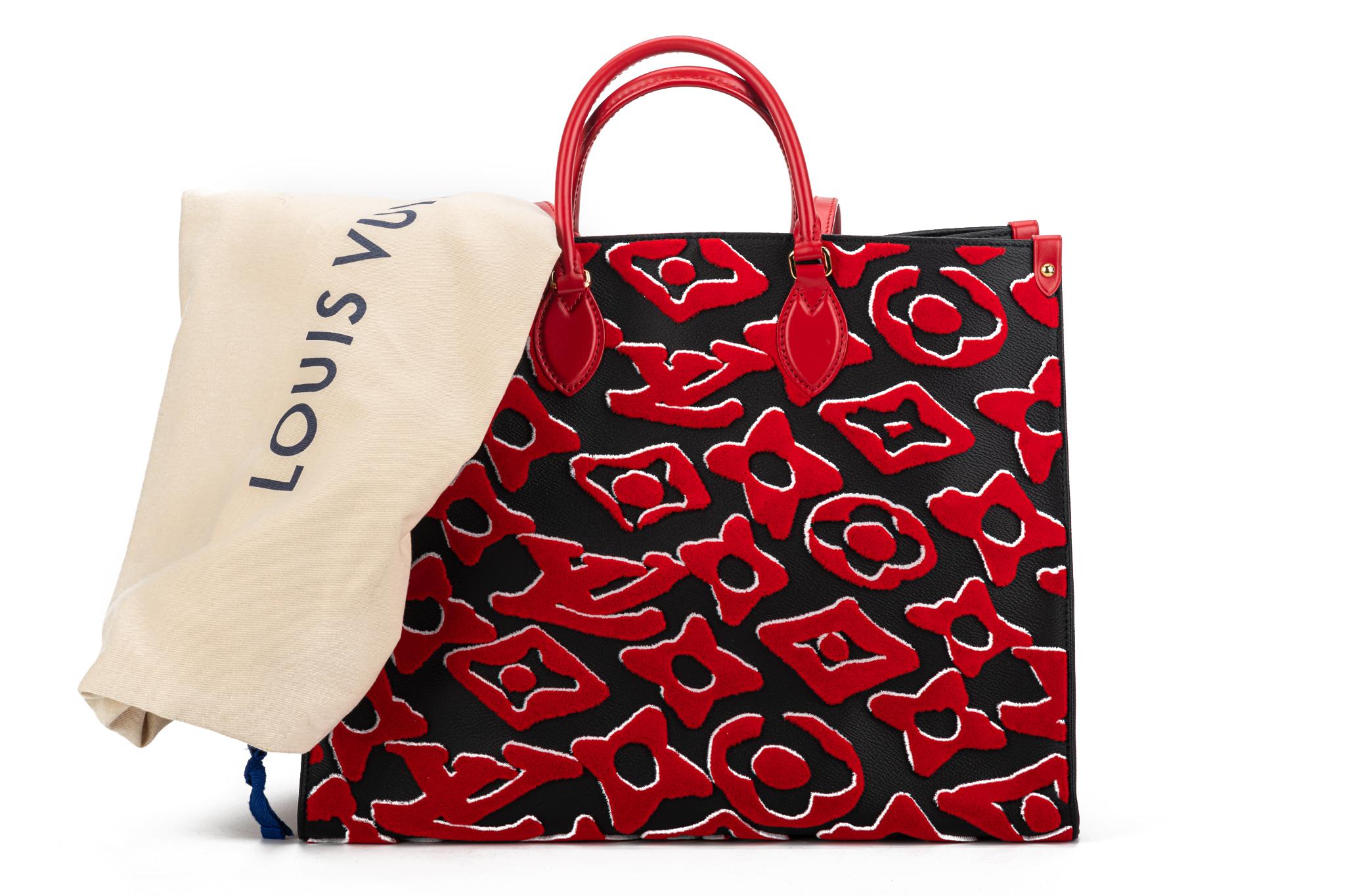 Diese in limitierter Auflage gefertigte Tasche besteht aus einem übergroßen Louis Vuitton Monogramm in Rot auf schwarzem beschichtetem Canvas. Sonderedition von Urs Fischer mit roten, gerollten Griffen (4,25') und passenden Schulterriemen (11,75'),