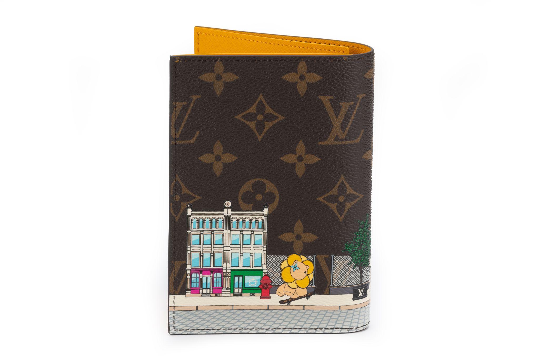 La pochette de passeport Louis Vuitton en jaune appartient à la collection Vivienne Holidays 2022. Très grande collection. Il est neuf et est livré avec sa housse et sa boîte d'origine.