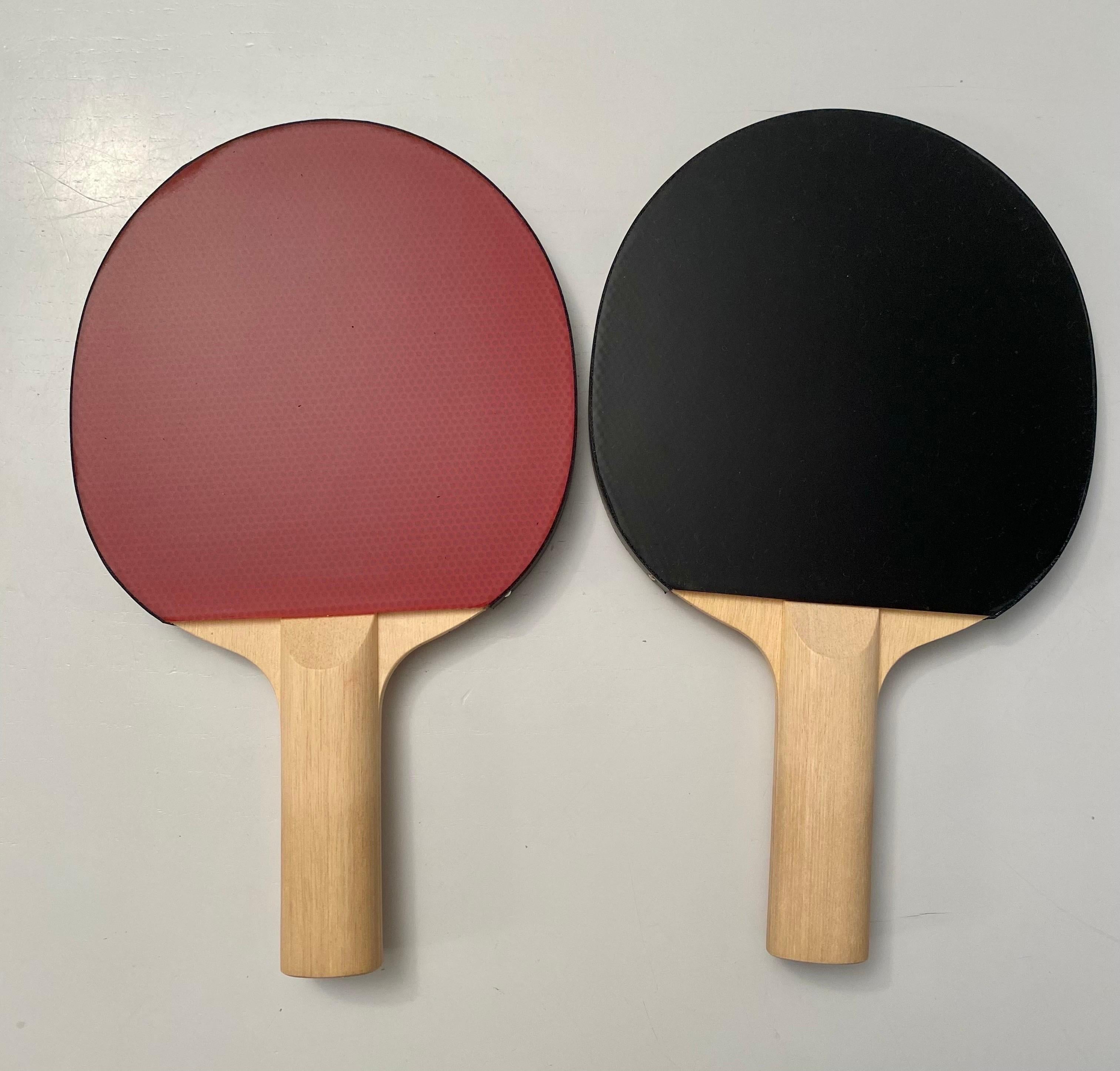 Ping pong set called James, year 2022 made in Monogram Eclipse leather. New never used. Consisting of two rackets and four balls with their container. Signed Louis Vuitton
27 x 16 x 5 cm (Length x Height x Width)
﻿﻿Monogram canvas, natural cowhide