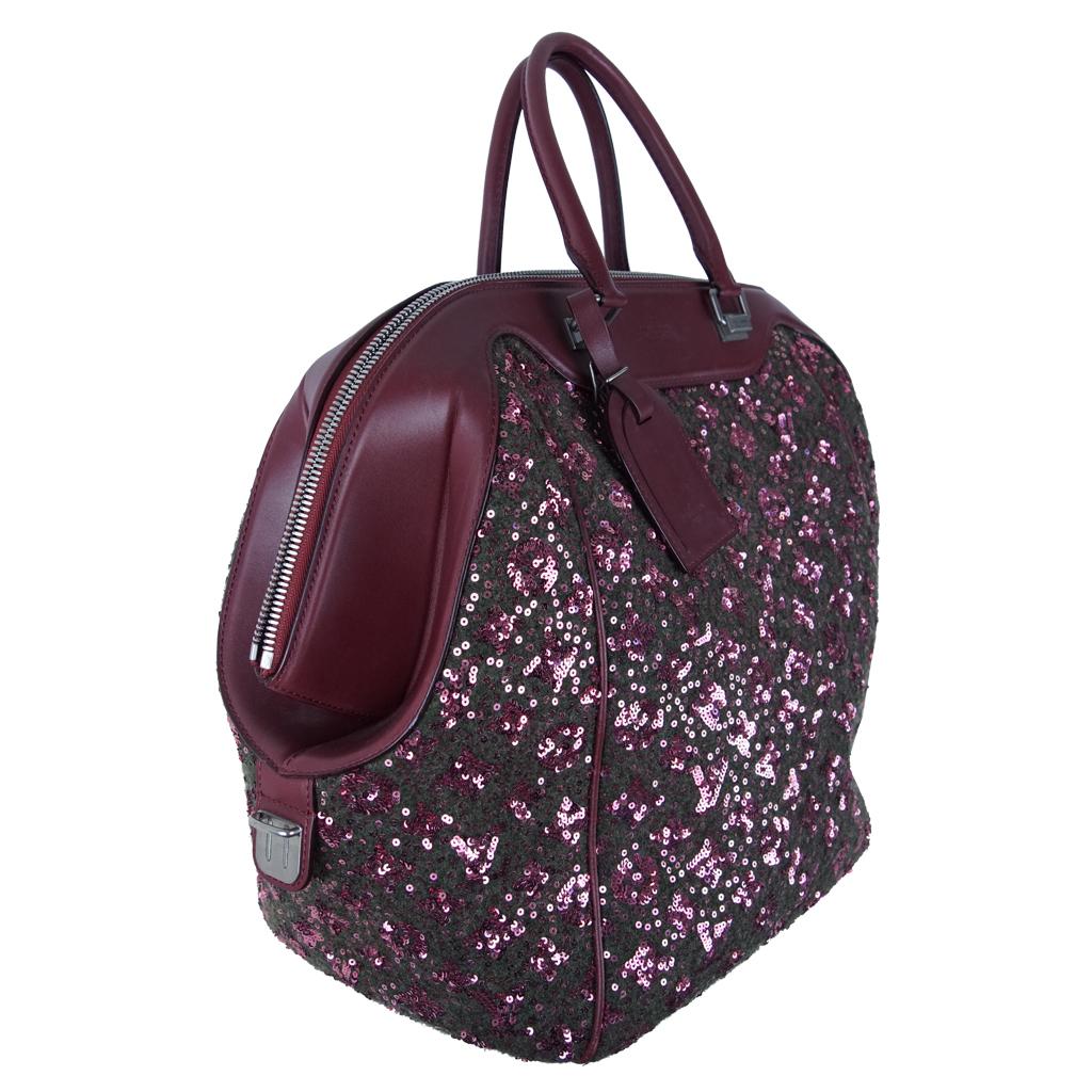 Louis Vuitton Sunshine Express North-South Bag limited edition 2012, collection Autumn/winter 2012/2013. This bag was designed by Marc Jacobs. 

- 100% authentic Louis Vuitton
- made of high quality leather and embroidered with sequins that draw the