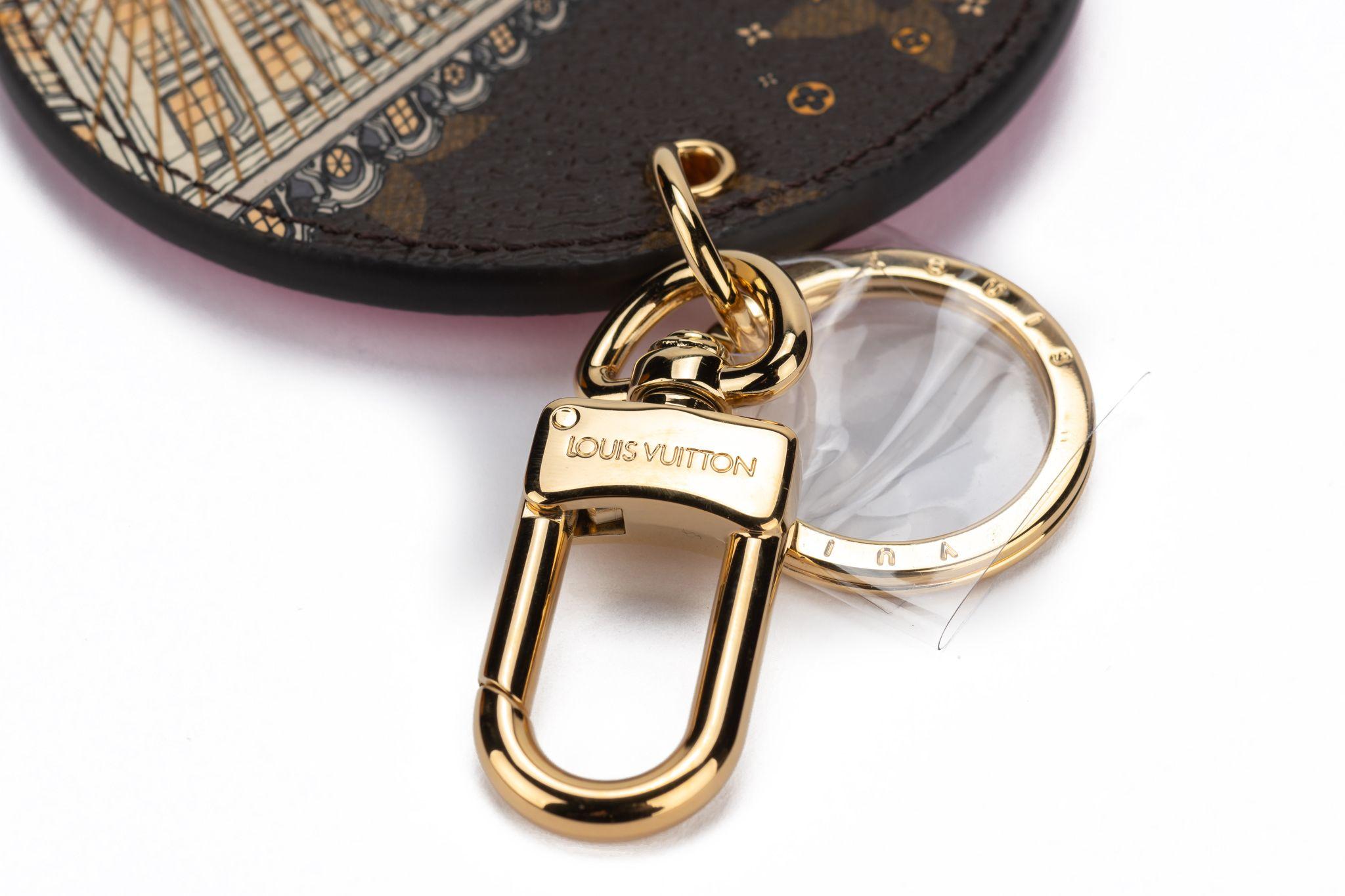 Vuitton Vendome Holiday Key Ring NIB In New Condition For Sale In West Hollywood, CA