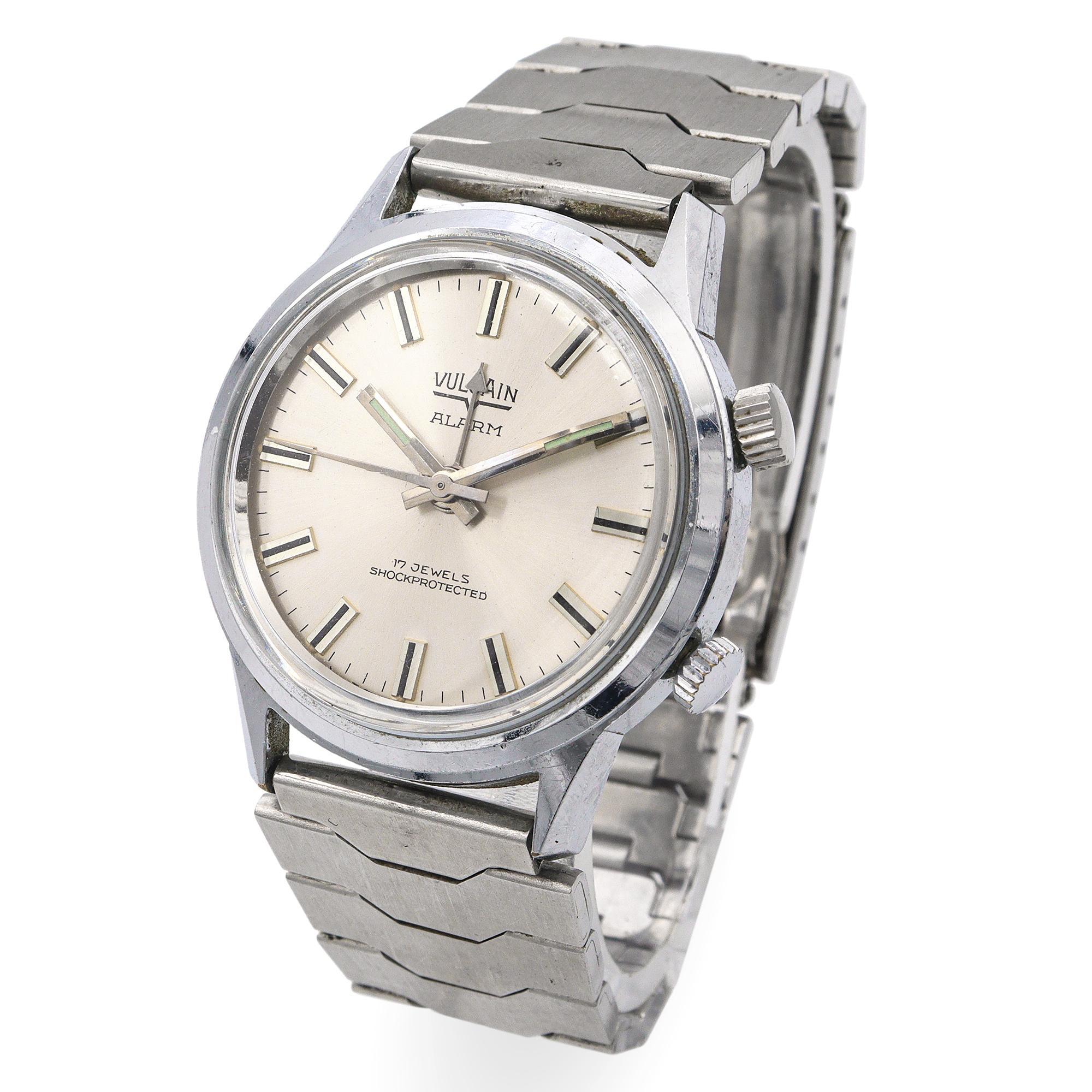 Un buen ejemplo de la relojería suiza clásica, este Reloj Vulcain Alarma vintage para hombre (Ref. 999.0073.2) ofrece forma y función en un diseño atemporal de acero inoxidable. Conocido por su función de alarma mecánica, el reloj funciona con un