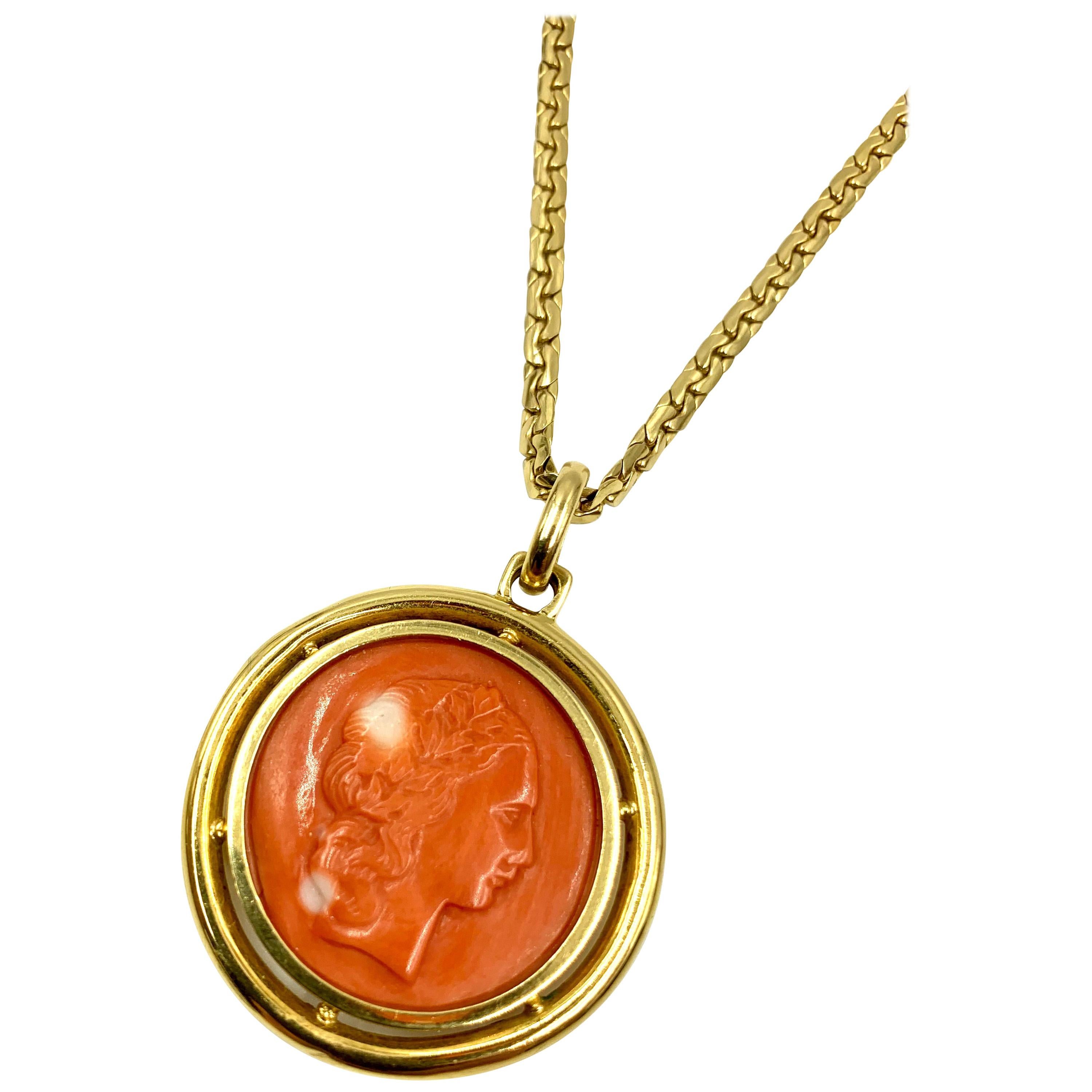 Collier classique avec médaillon amulette double face en or 18K et corail rouge sculpté Bon état - En vente à New York, NY
