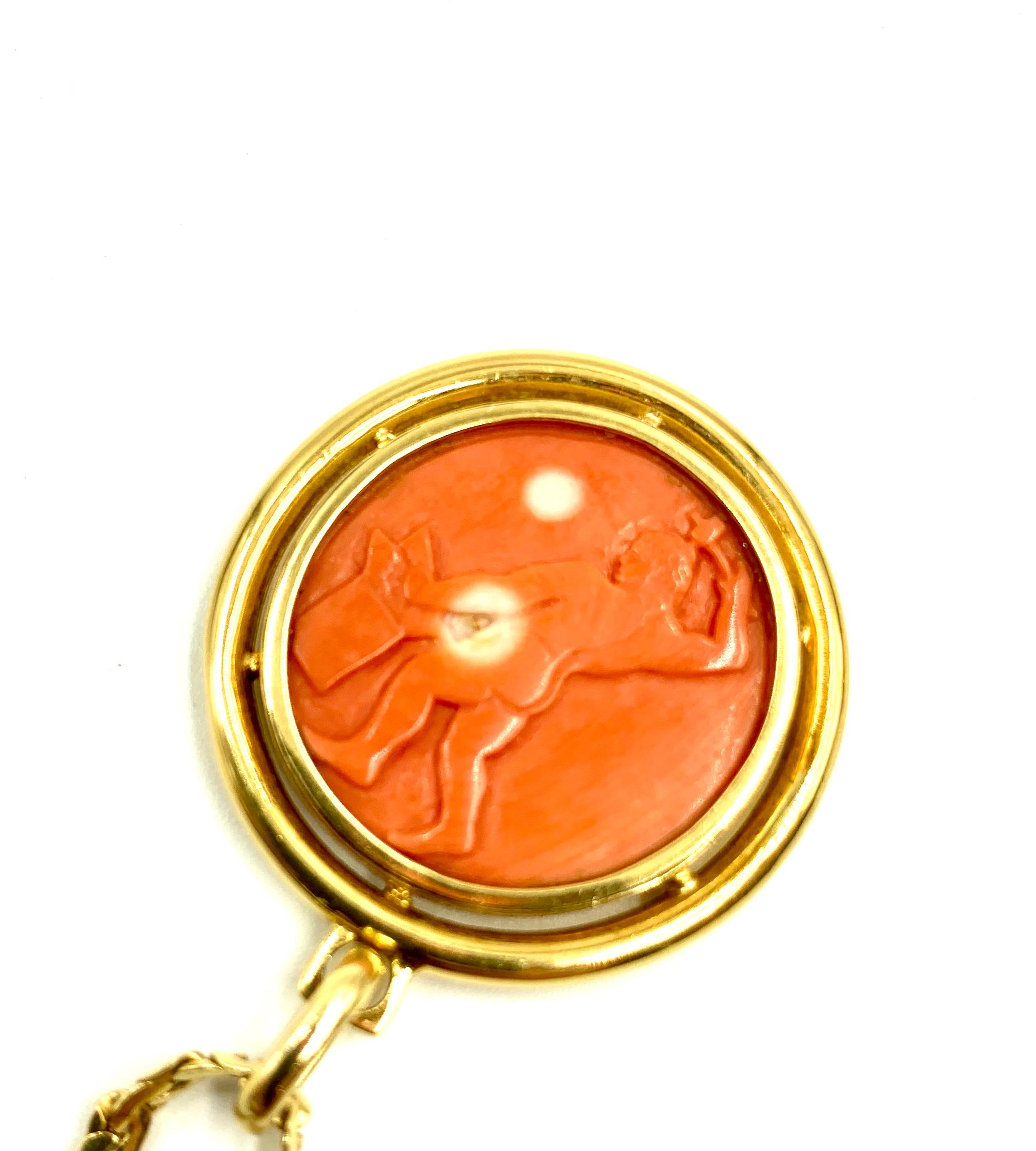 Romain classique Collier classique avec médaillon amulette double face en or 18K et corail rouge sculpté en vente