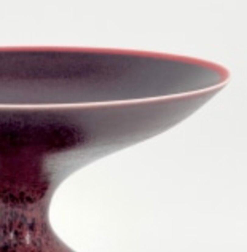 Anglais Vase Vulcan Bourgogne et rouge par Anna Silverton en vente