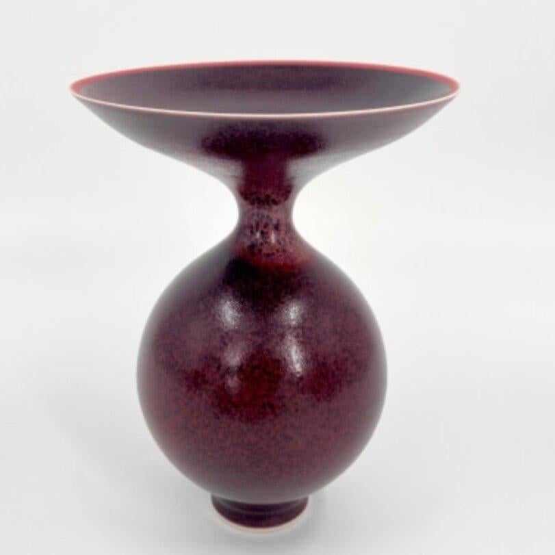 Vernissé Vase Vulcan Bourgogne et rouge par Anna Silverton en vente