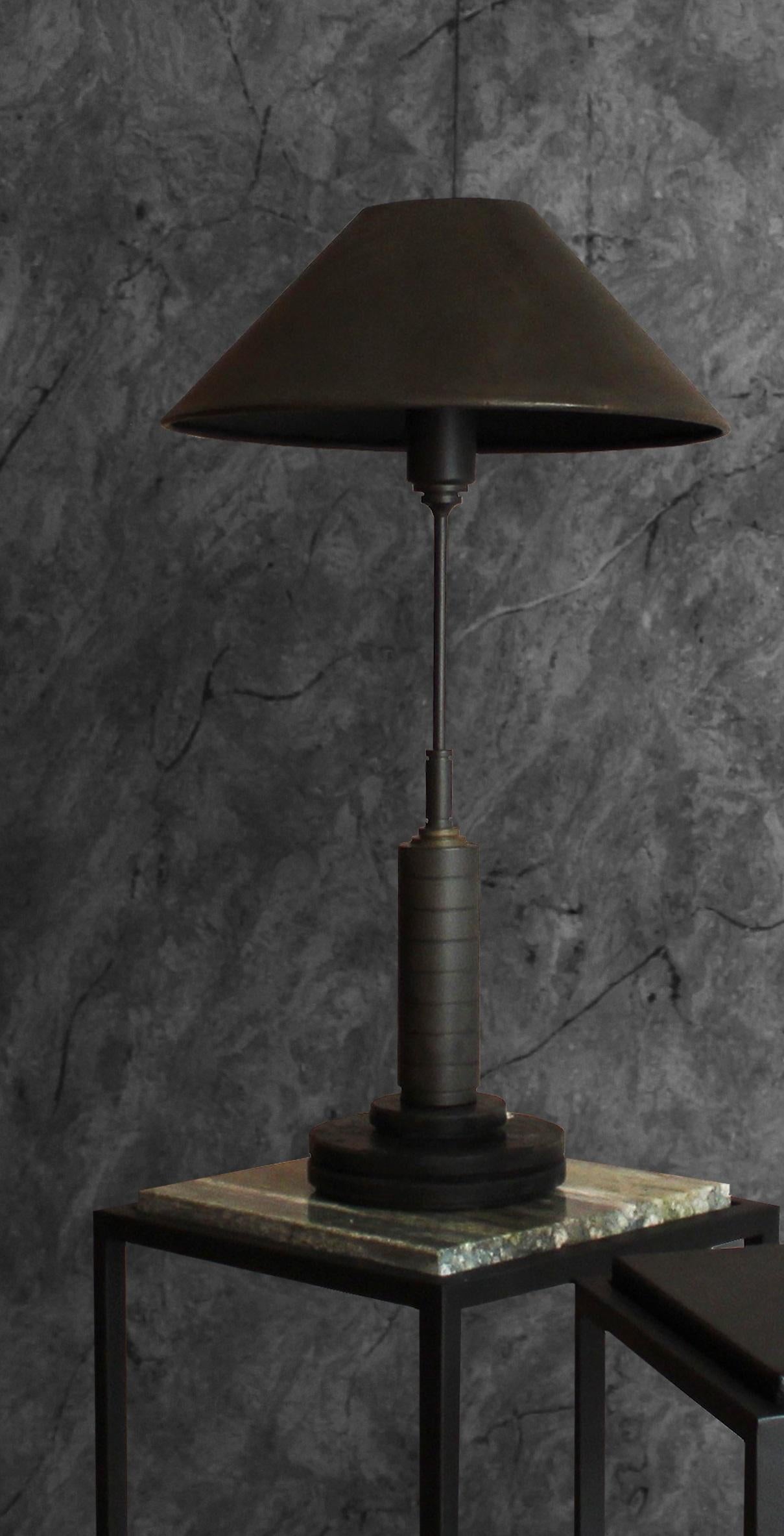 Lámpara de mesa Vulcano de Acanthus Studio Roma
Edición limitada
Dimensiones: P 40 x An 40 x Al 70 cm.
Materiales: Acero, cuero y granito Matrix negro.

Cada pieza es artesanal, y reproducible en edición limitada pero con características diferentes,