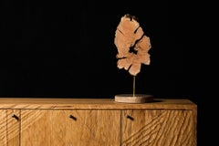 Objeto escultórico de madera con forma orgánica de Sergio Vulpe