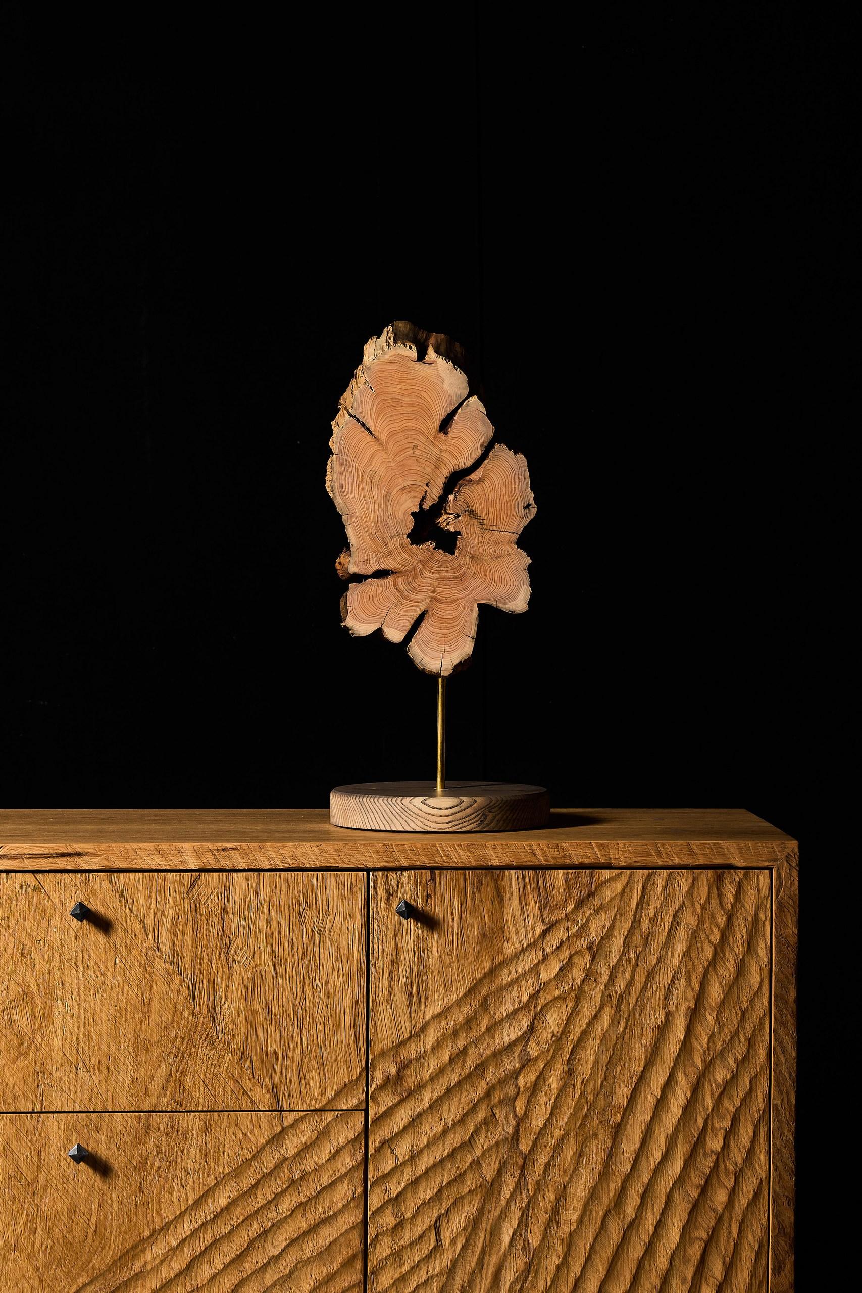 VulpeConcept Contemporary Decor Holztischskulptur (Moldauisch) im Angebot