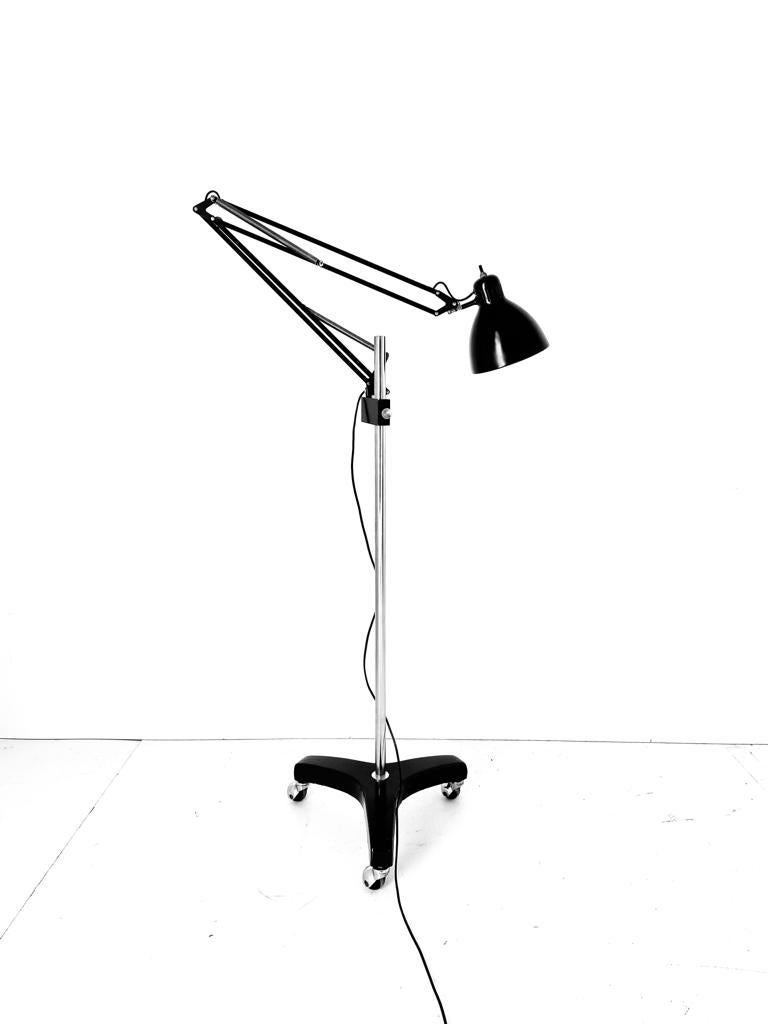Una rara lampada da terra Naska Loris verde scuro disegnata da Jac Jacobsen per Luxo.  Norvegia anni '50. Modello brevettato negli Stati Uniti con il numero 2737434, questa lampada da terra Anglepoise è una vera icona del design di tutti i tempi.