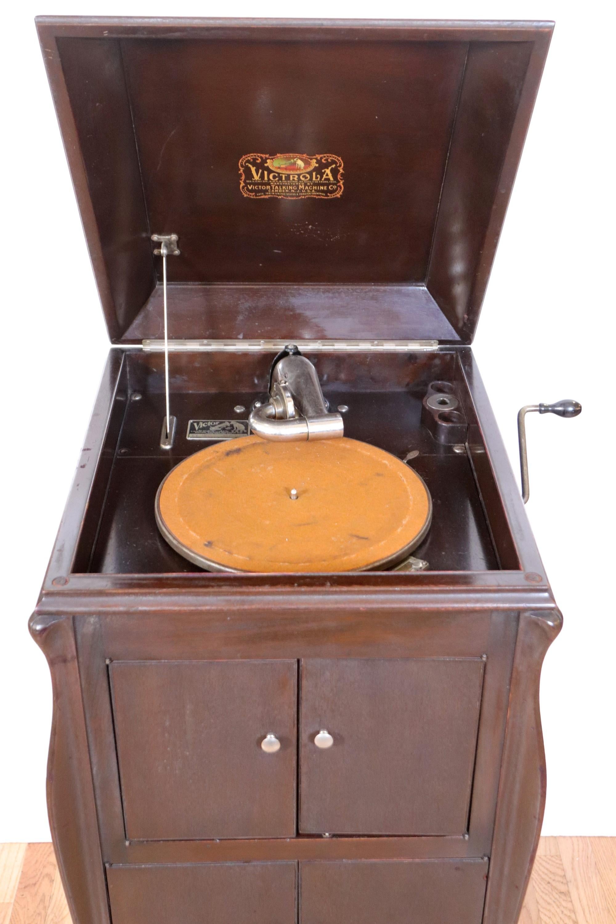 VV-80 Bodenmodell Victrola Phonograph von Victrola Victor Talking Machine Co. (Viktorianisch) im Angebot