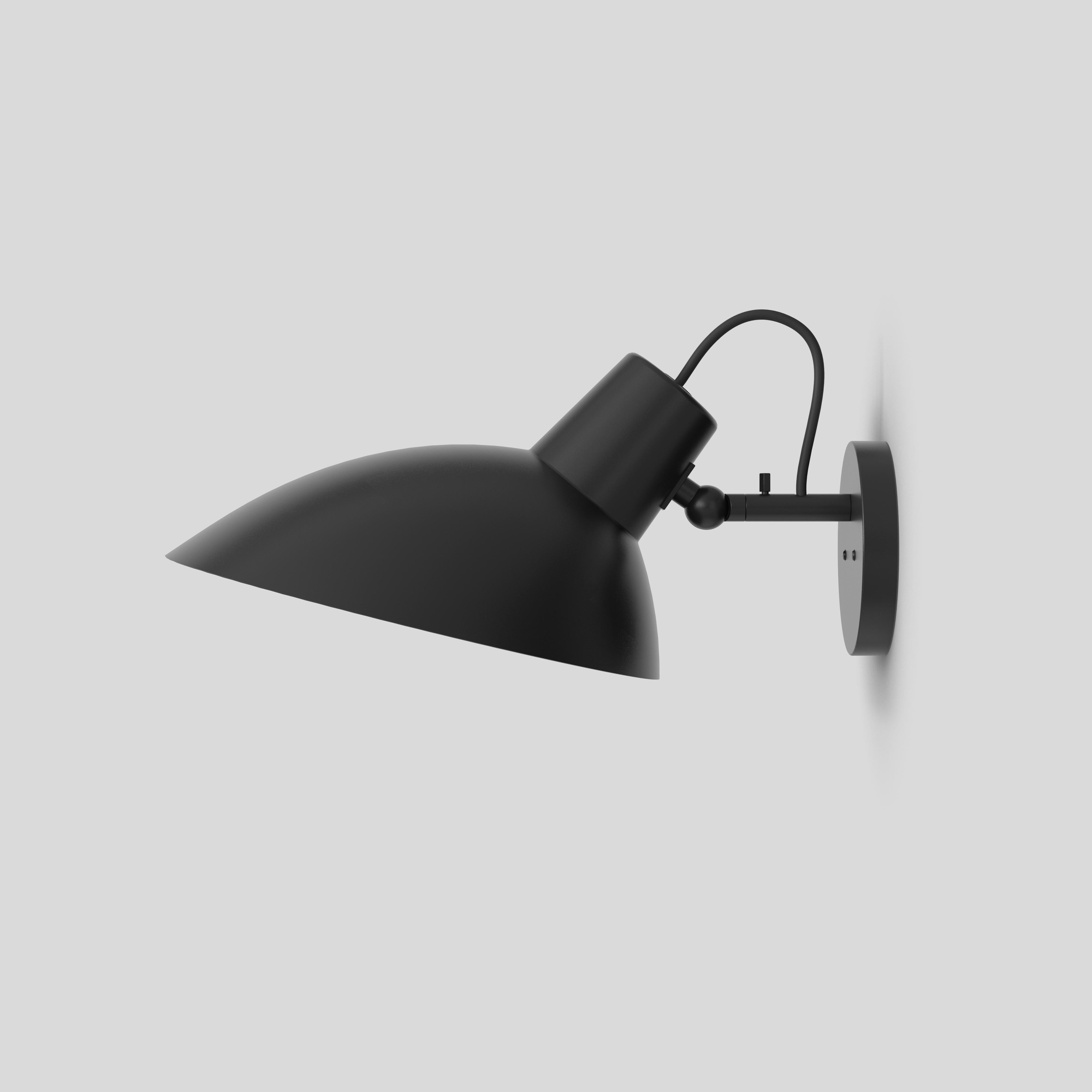 Lampada da parete VV Cinquanta
Design di Vittoriano Viganò
Questa versione è dotata di riflettore laccato nero e supporto nero.

La VV Cinquanta è un'elegante e versatile fonte di luce diretta posabile che può essere orientata e inclinata. Il