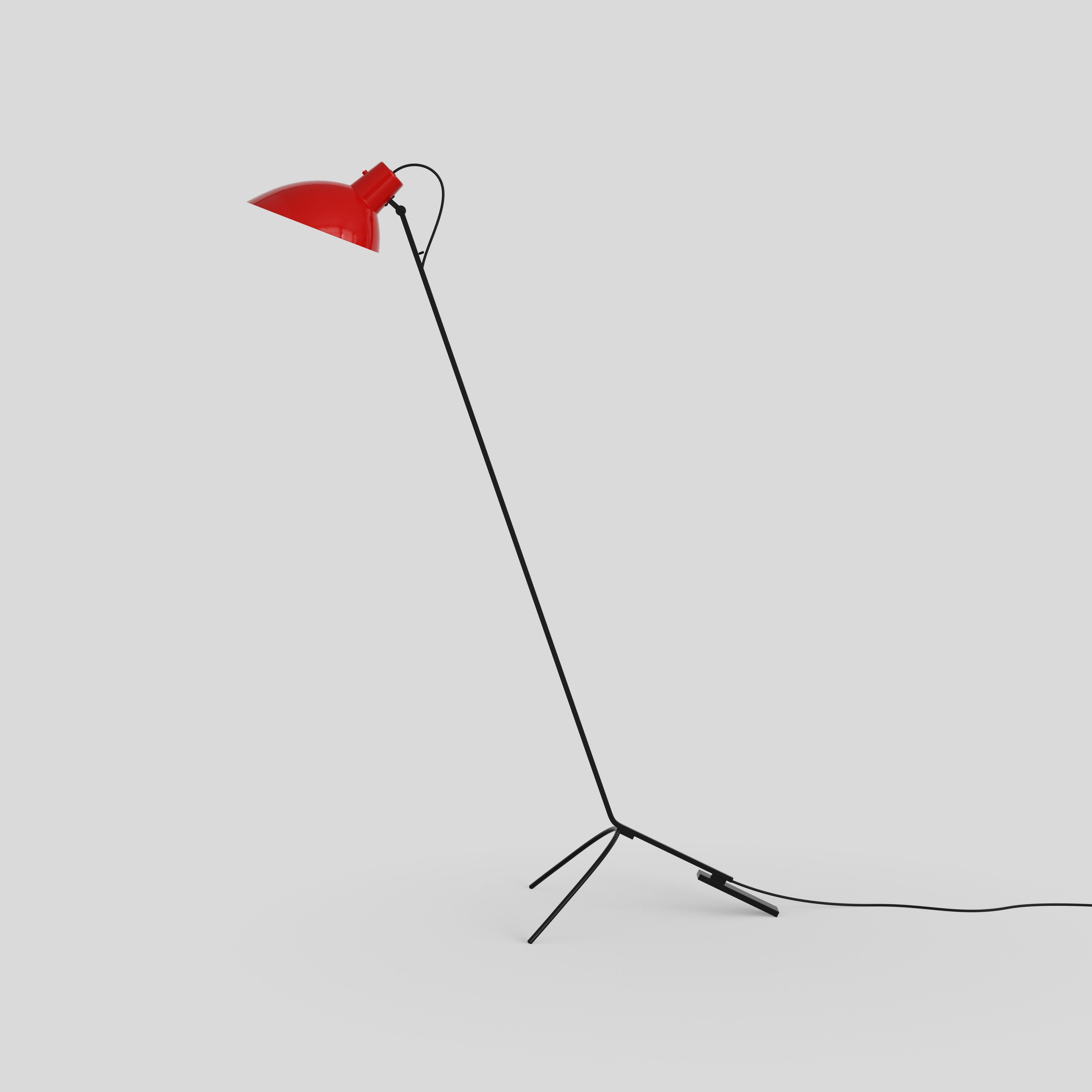 Lampada da terra VV Cinquanta
Design di Vittoriano Viganò
Questa versione è dotata di riflettore laccato rosso e cornice nera.

La VV Cinquanta è un'elegante e versatile fonte di luce diretta posizionabile che può ruotare e inclinarsi, passando
