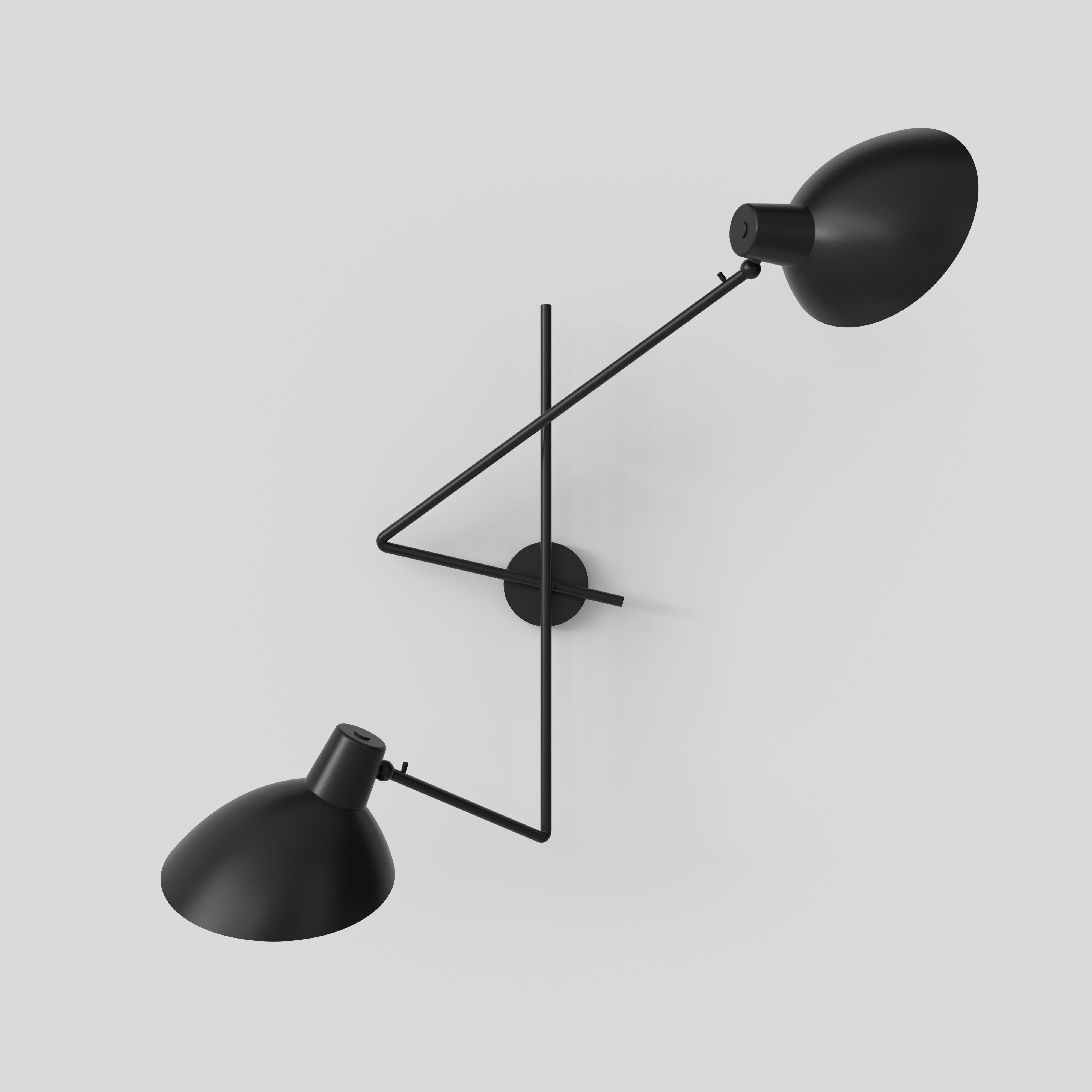 Lampada da parete gemella VV Cinquanta.
Design di Vittoriano Vigano.
Questa versione è dotata di riflettore laccato bianco e montatura in ottone.

La VV Cinquanta è un'elegante e versatile fonte di luce diretta posabile che può essere orientata