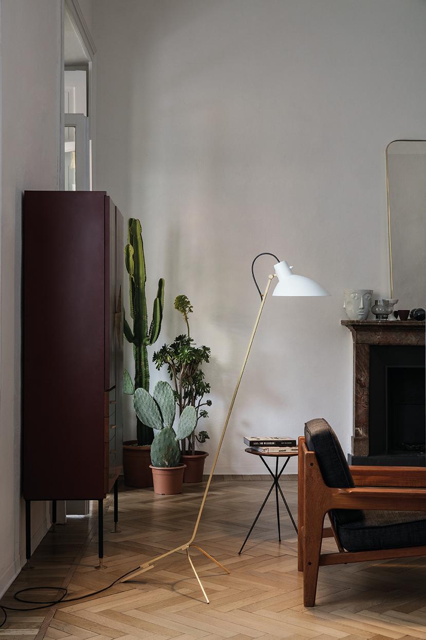 Mid-Century Modern VV Cinquanta White and Brass Floor Lamp Designed by Vittoriano Viganò for Astep
