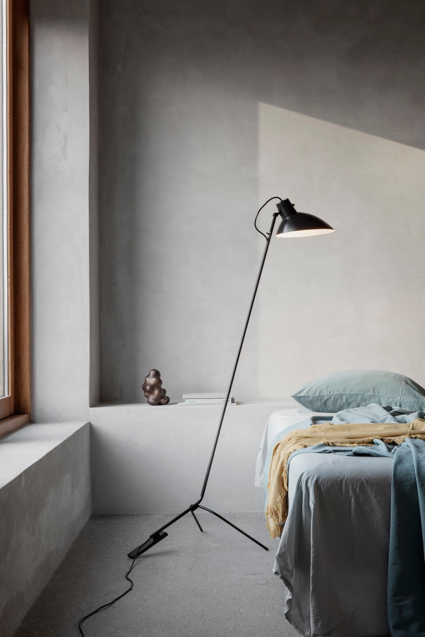 VV Cinquanta White and Brass Floor Lamp Designed by Vittoriano Viganò for Astep 2